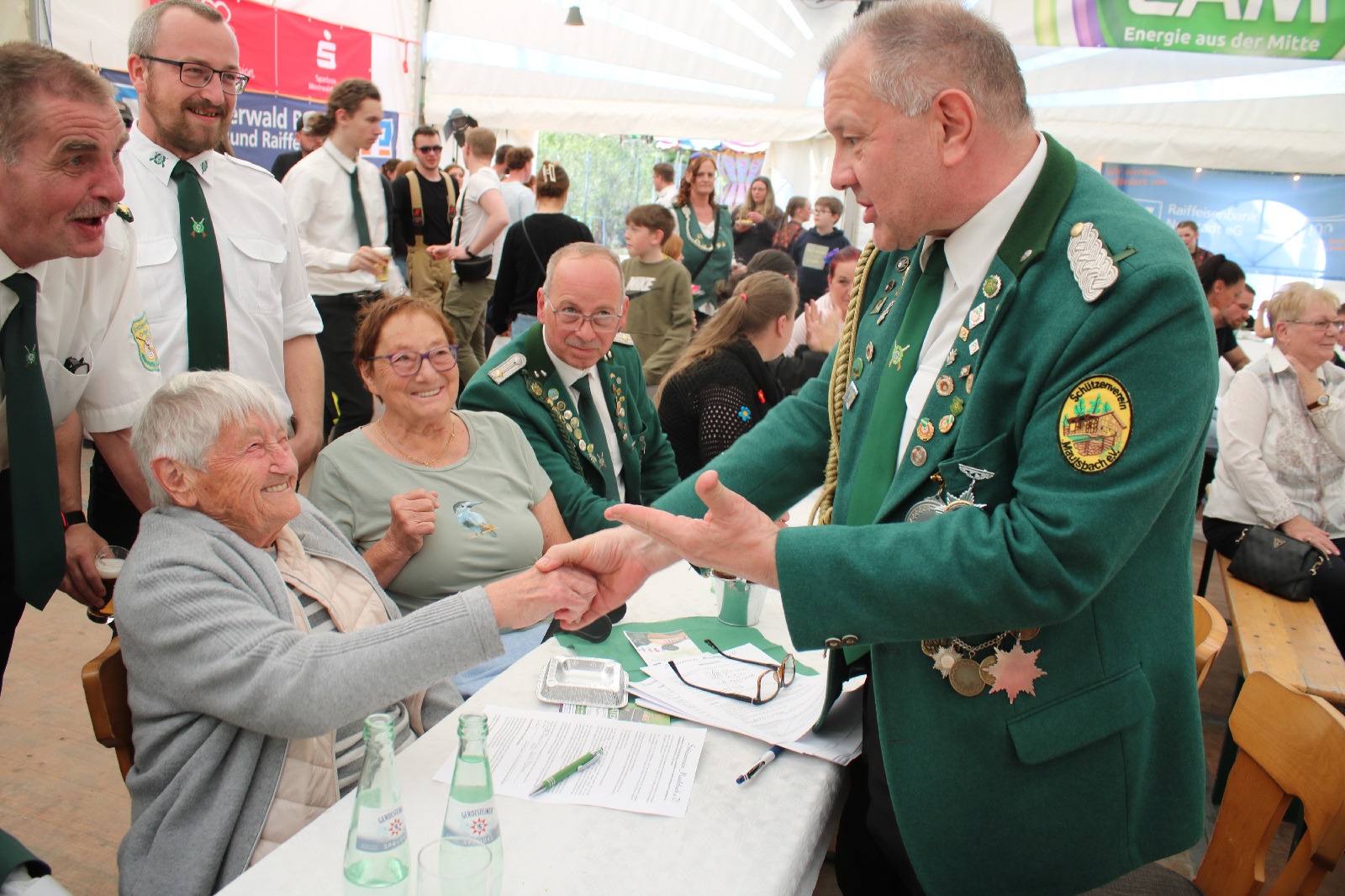 Edith Hoffmann feiert 100. Geburtstag und tritt dem Sch�tzenverein Maulsbach bei