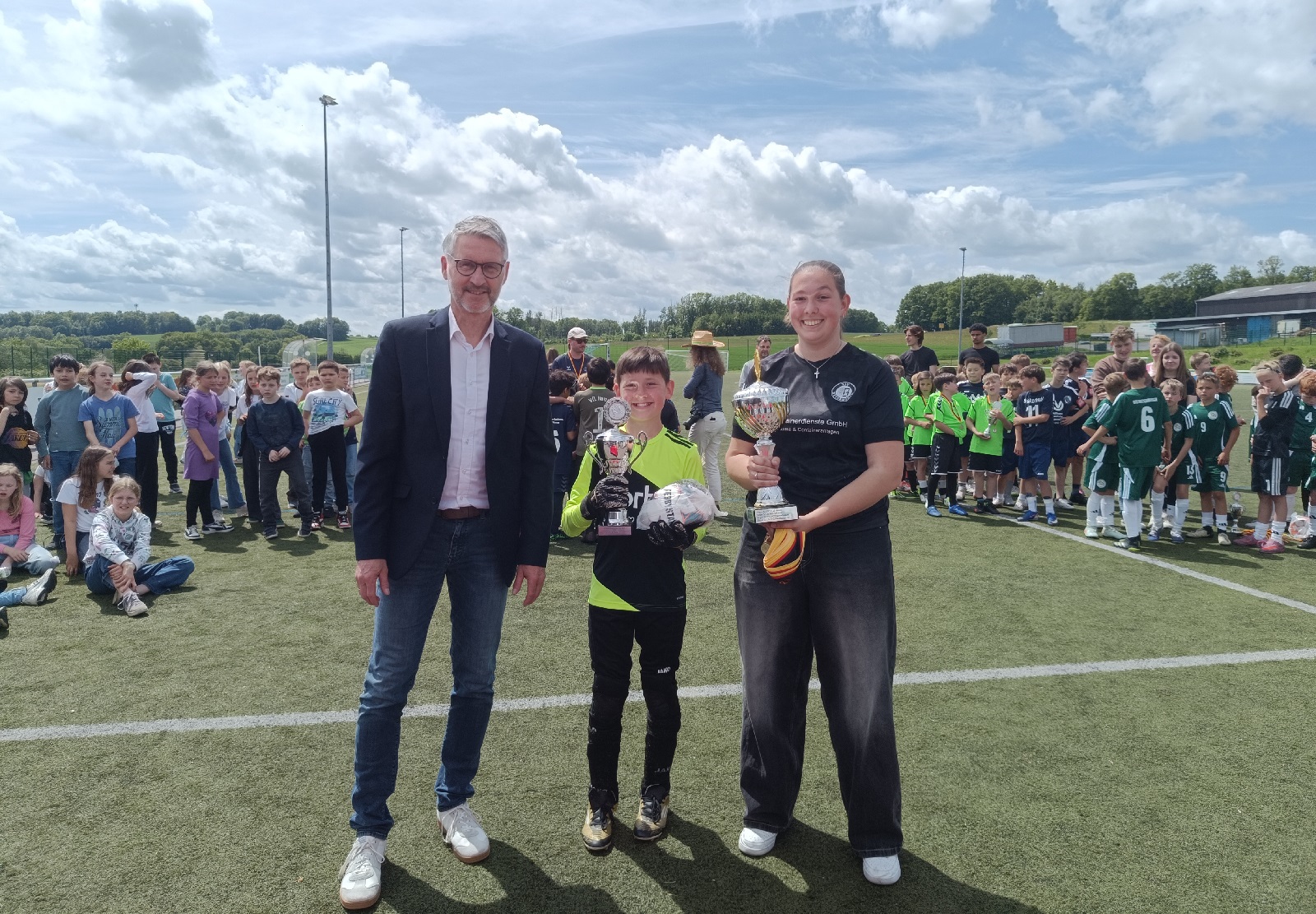 Der gro�e Wanderpokal wird von Peter Mohr, Sparkasse Westerwald-Sieg, an die GS Horhausen �berreicht. (Quelle: J�rg M�ller)