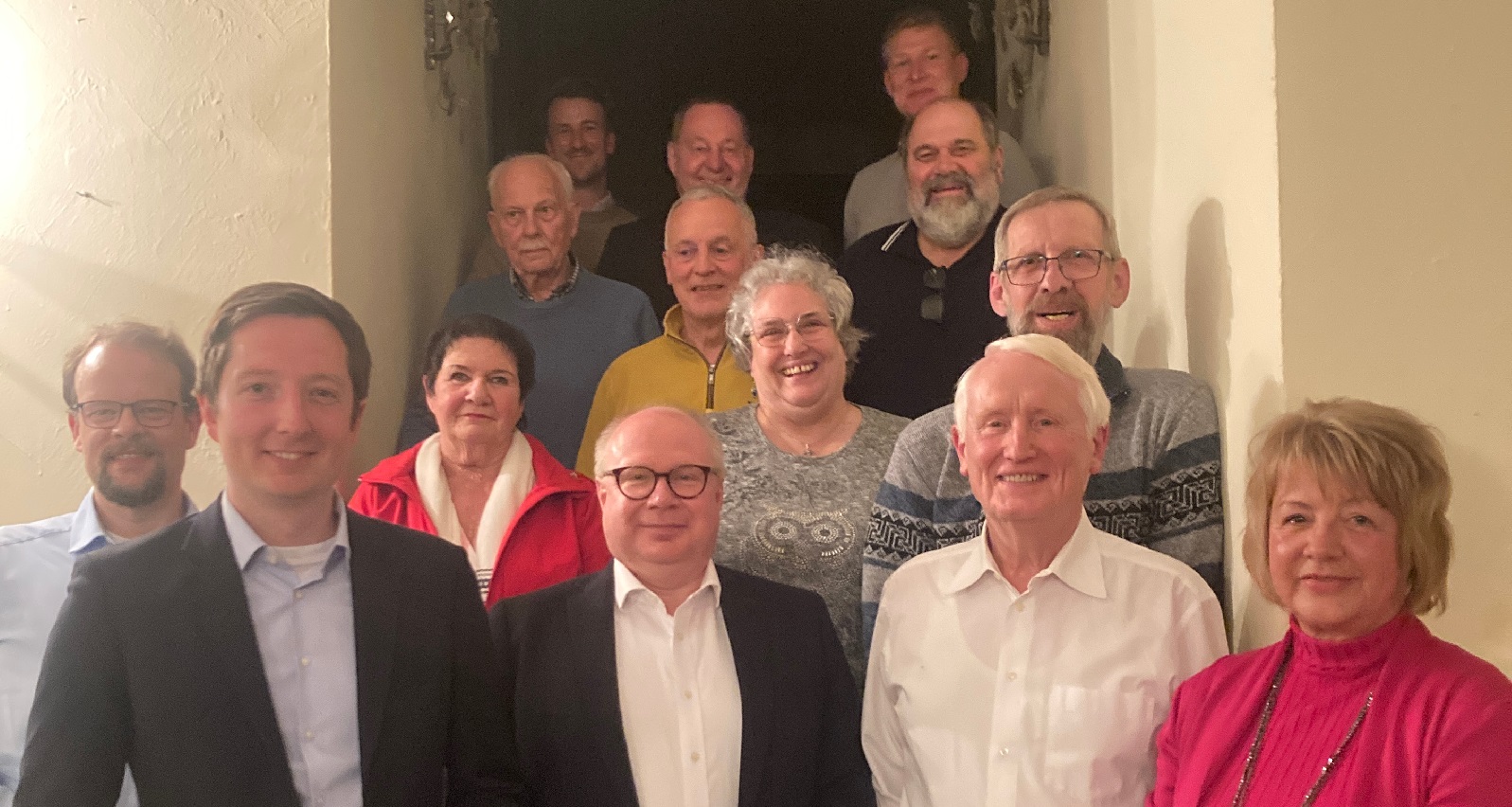 Der Vorstand mit dem Vorsitzenden Markus Fischer (vorn Mitte) und B�rgermeister-Kandidat Korbinian Wester (vorn links).	(Foto: Maren Hemens-Schmitz)