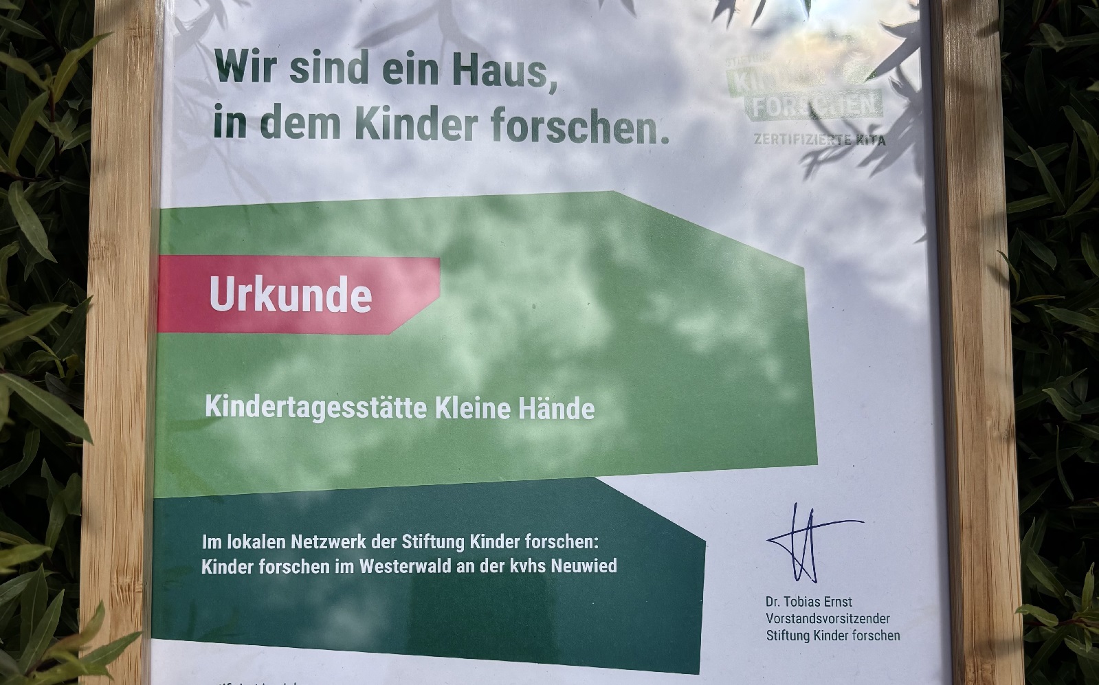 KiTa "Kleine Hände" in Wissen erneut als "Haus der kleinen Forscher" ausgezeichnet