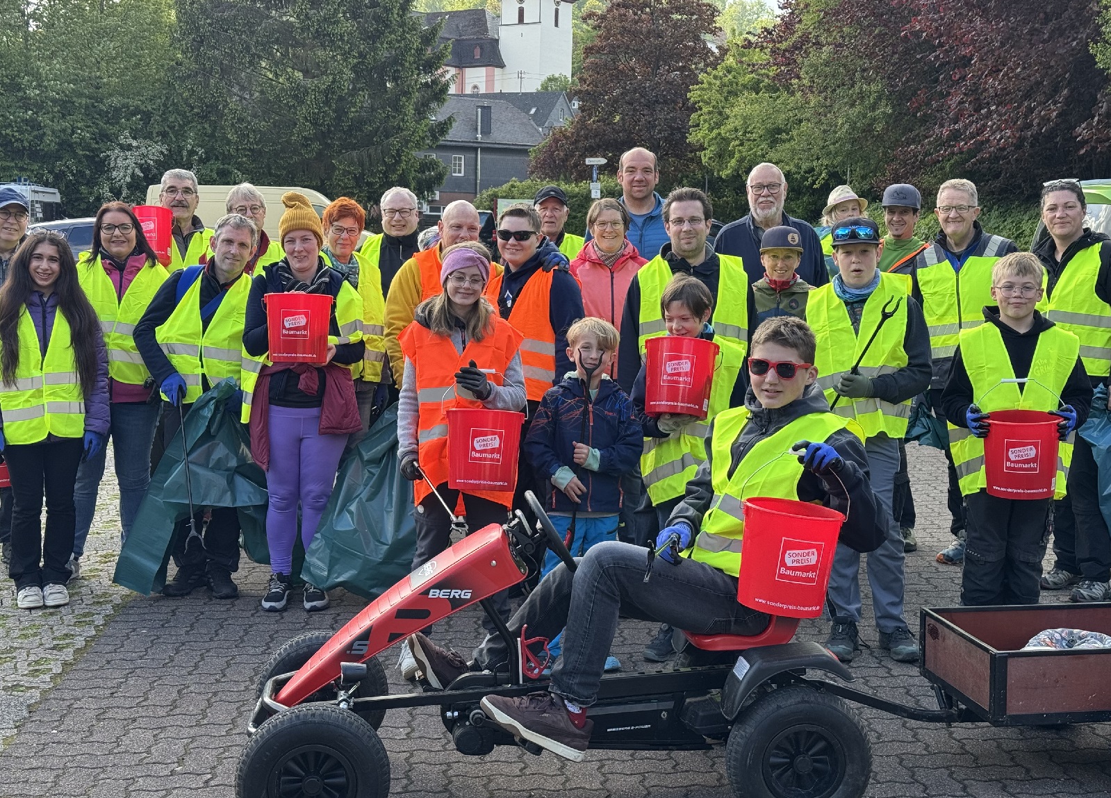 Alle Generationen helfen mit. (Foto: Samy Luckenbach)