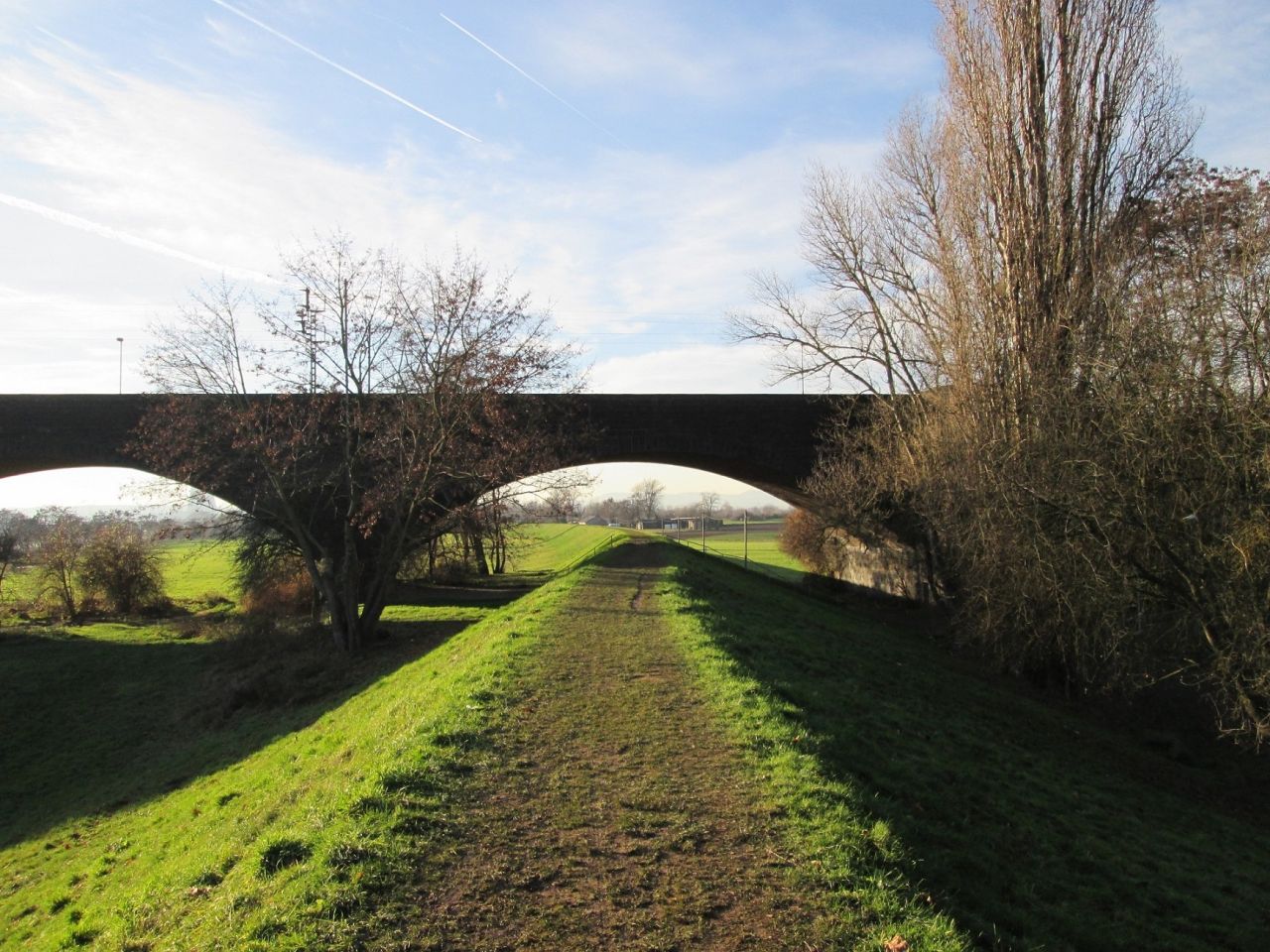 Deich in Neuwied-Engers an der Eisenbahnbrcke. Foto: SGD Nord