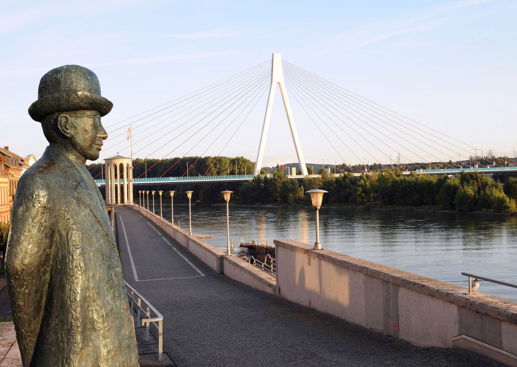 Deich und Denkmal Robert Krups. Foto: Pressebro Neuwied