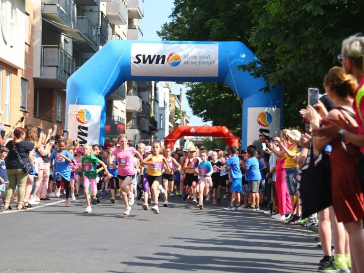 Deichlauf Neuwied: Hohe Teilnehmerzahl bei schweitreibenden Bedingungen