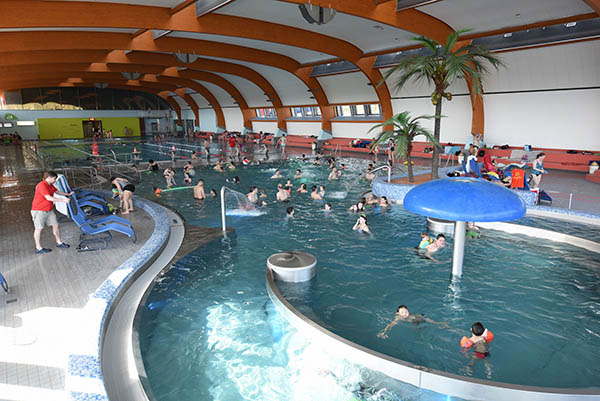 Wenn der Sommer kein Wetter frs Freibad hergibt, dann geht es eben in die Halle. Ein wichtiger Faktor fr die Deichwelle, die zum ersten Mal mehr als eine Viertelmillion Gste zhlte. Foto: Deichwelle