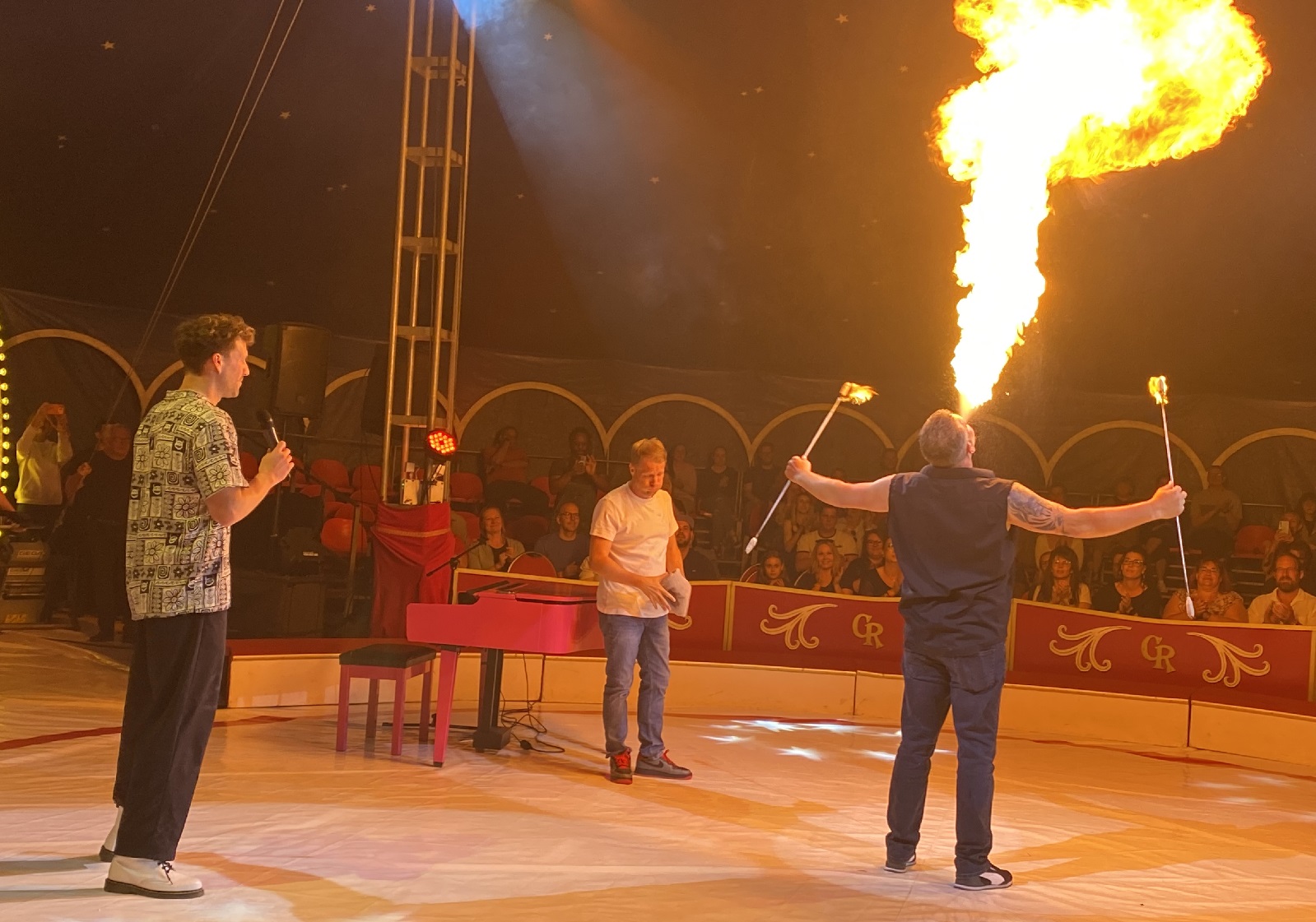 Eine exzellente Feuershow war bei der Mockridge-Comedy mit Oliver Pocher zu sehen. (Foto: Werner Klak)