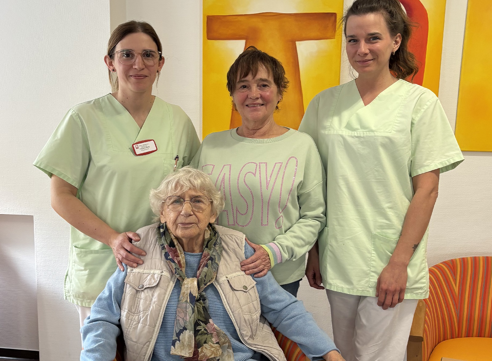 Ellen R�mer (sitzend) sowie Loredana Werle, Regina Kohlhaas und Kristin Eckenbach (stehend v.l.) �ber die Rolle der Mutter im Wandel. (Foto: Nina-Kristin B�cker/Caritasverband WWRL)
