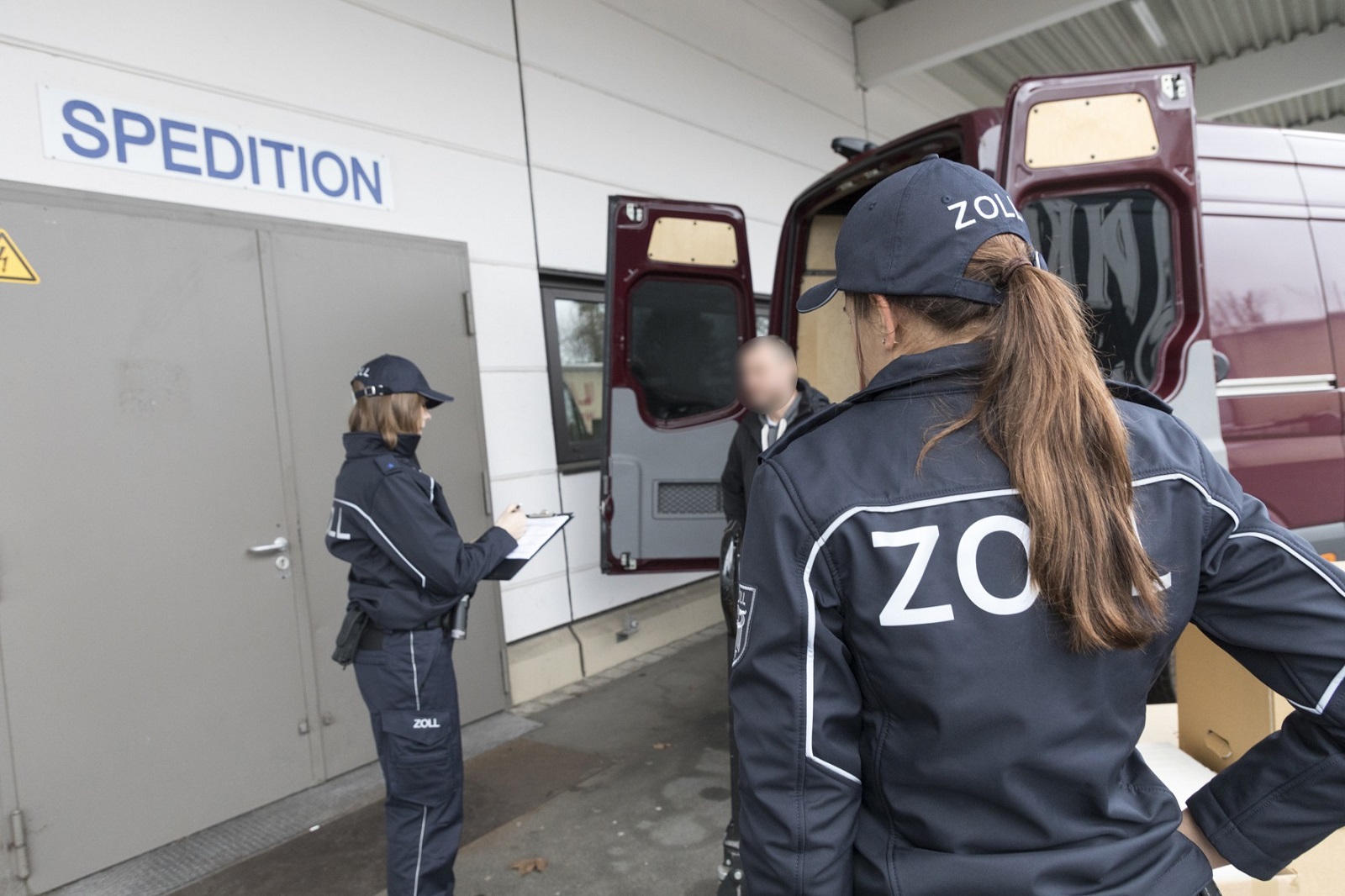 Zollpr�fung. (Quelle: Hauptzollamt Koblenz)