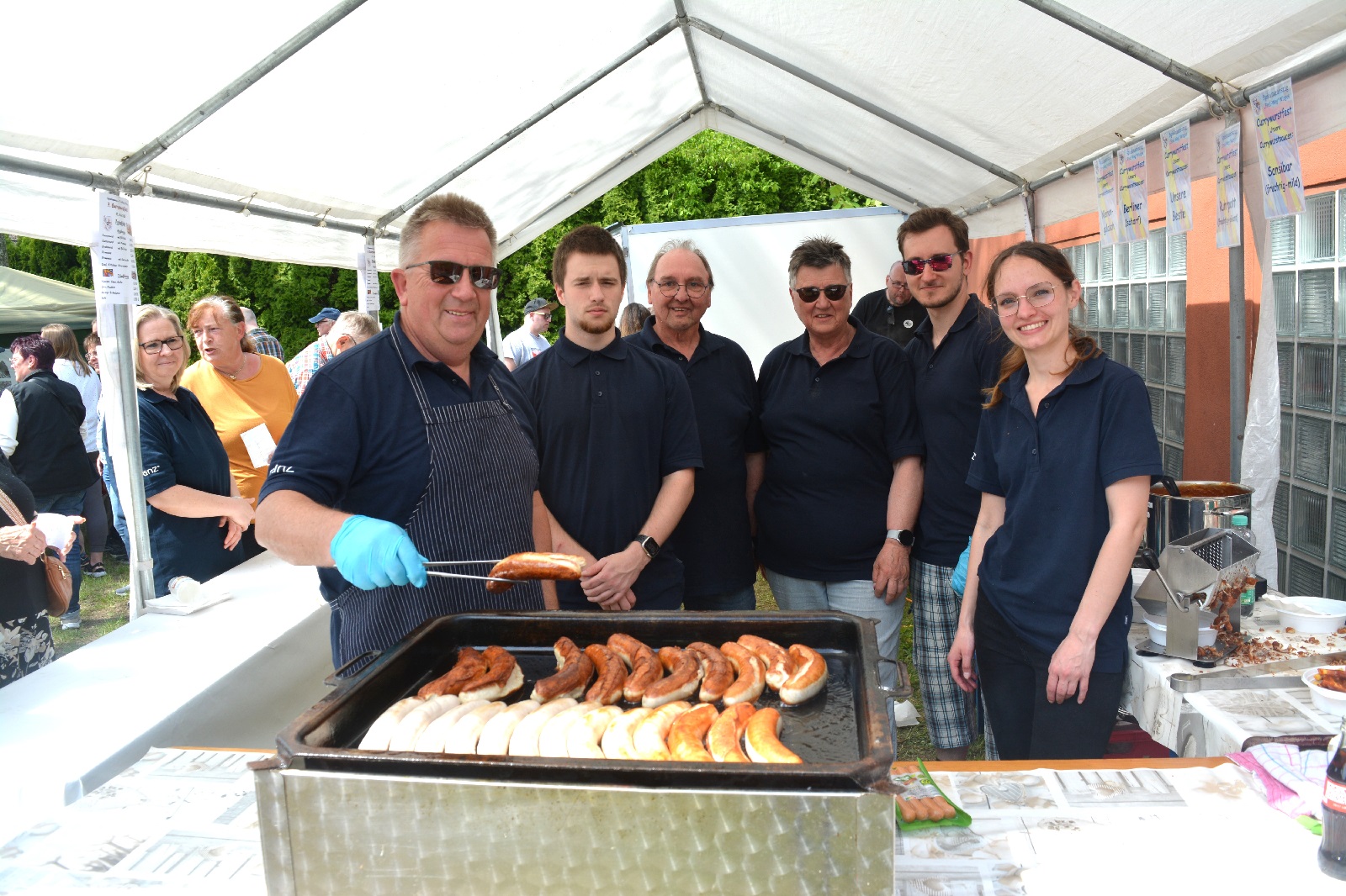 Der Grillmeister wei�, wie man eine gute Wurst br�t. (Alle Fotos: Wolfgang Rabsch)