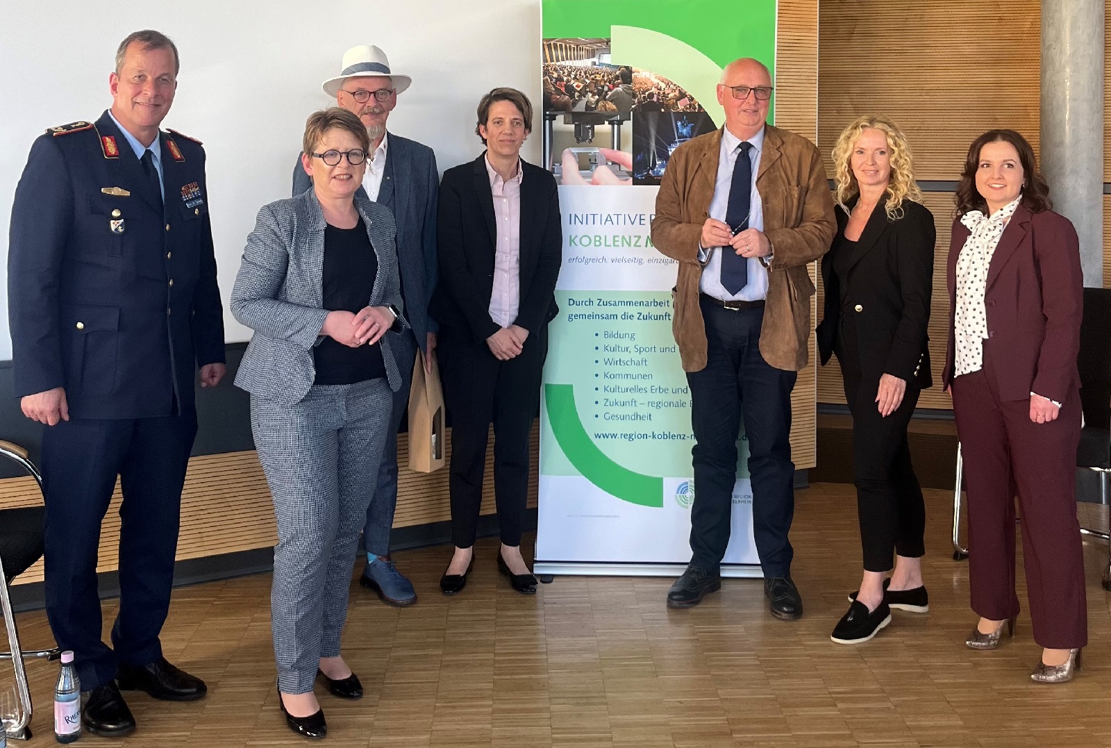v.l.: Prof. Dr. Robert Schwab, �rztlicher Direktor des Bundeswehr Zentralkrankenhauses Koblenz, Dr. Tanja Machalet, MdB, Roman Klein, Innovative Soziale Arbeit GmbH, Hans-J�rg Assenmacher, Sandra Hansen-Spurzem, beide von der Initiative Region Koblenz-Mittelrhein e.V., Alexandra Kl�ckner, Moderatorin. (Foto: Jacqueline Hegel)