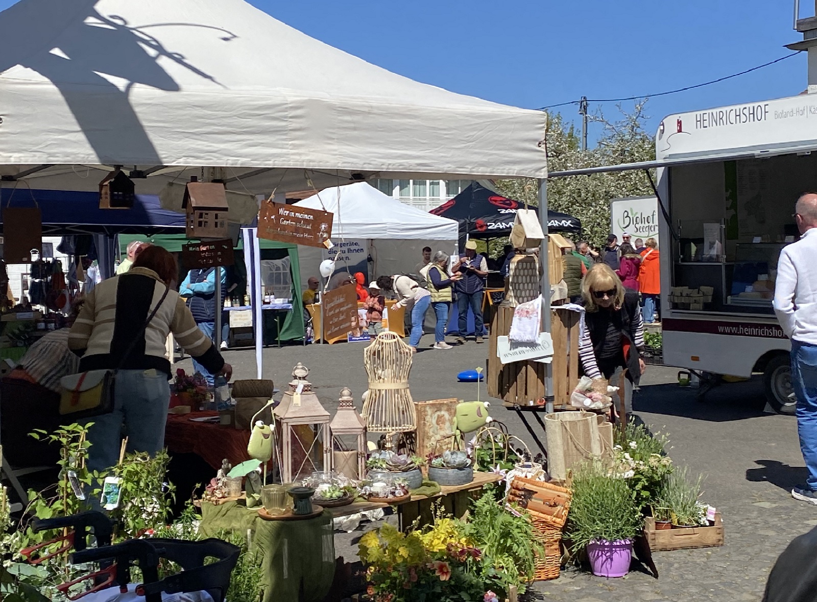 Viele Durchreisende auf der B 8 hielten einfach an und erlebten einen sch�nen Tag. (Foto: Werner Klak)