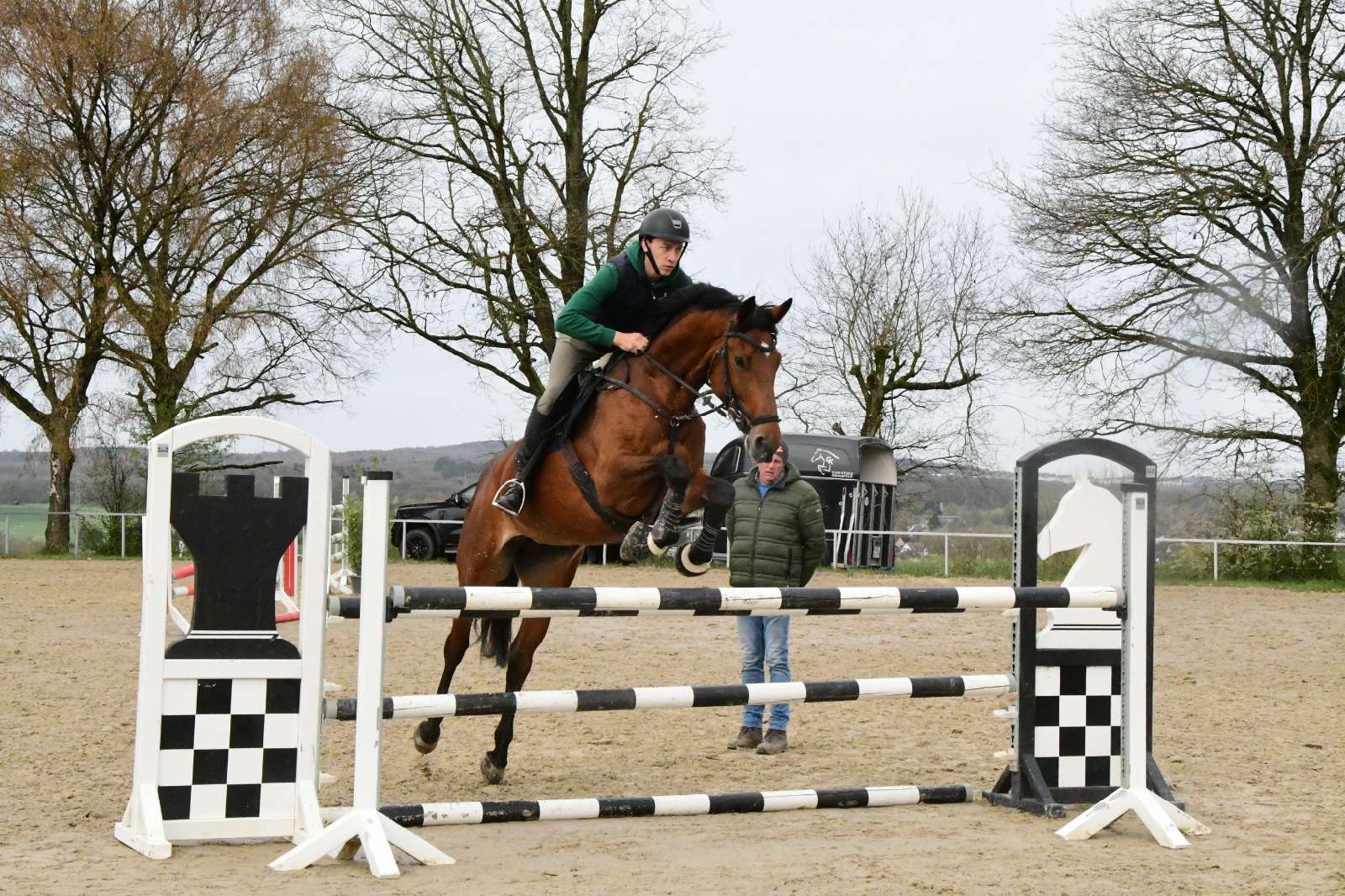 Auch der Vereinsvorsitzende, Niklas Koch, holte sich Tipps von Springtrainer Bernd Fl�cken. (Foto: Holger Kern)