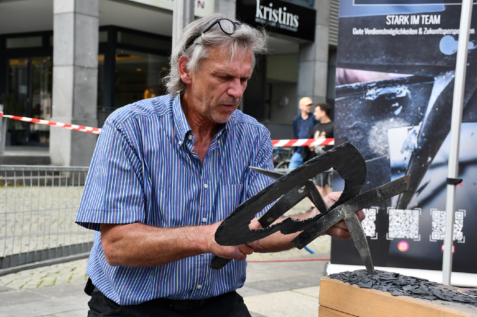 Schieferbearbeitung auf der Handwerksmesse. (Foto:  Denise Nuss/HwK Koblenz)