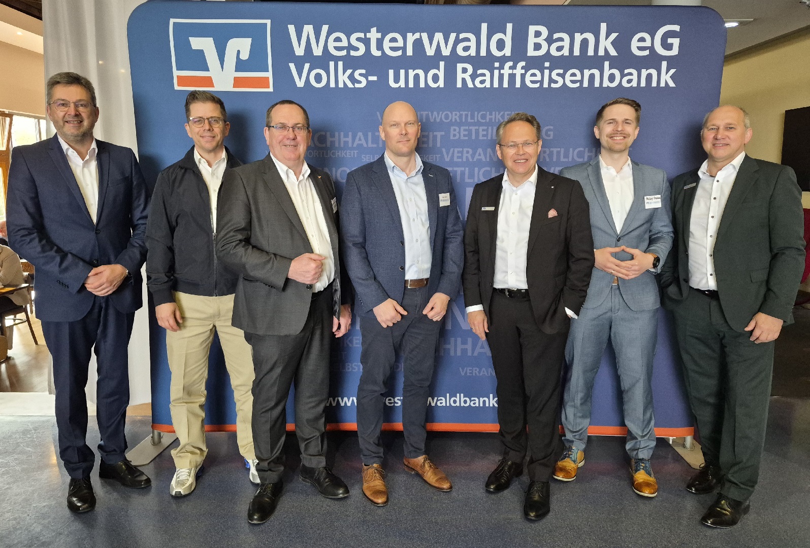 V.l.: Markus Kurtseifer (Vorstandsmitglied Westerwald Bank eG), Holger Wei�haupt (Fachberater Investitions- und Strukturbank Rheinland-Pfalz), Michael Weidenfeller (Ehrenpr�sident Steuerberaterverband RlP), Mike Mohm (Bezirksgruppe Rhein-Lahn-Westerwald Steuerberaterverband RlP), Dr. Ralf K�lbach (Vorstandssprecher Westerwald Bank eG), Philipp Steinbach (Vorsorge & Verm�gen, R+V Lebensversicherung AG), Frank Schmidt (Bereichsleiter Firmenkunden Westerwald Bank eG). (Foto: Carolin Stahl)