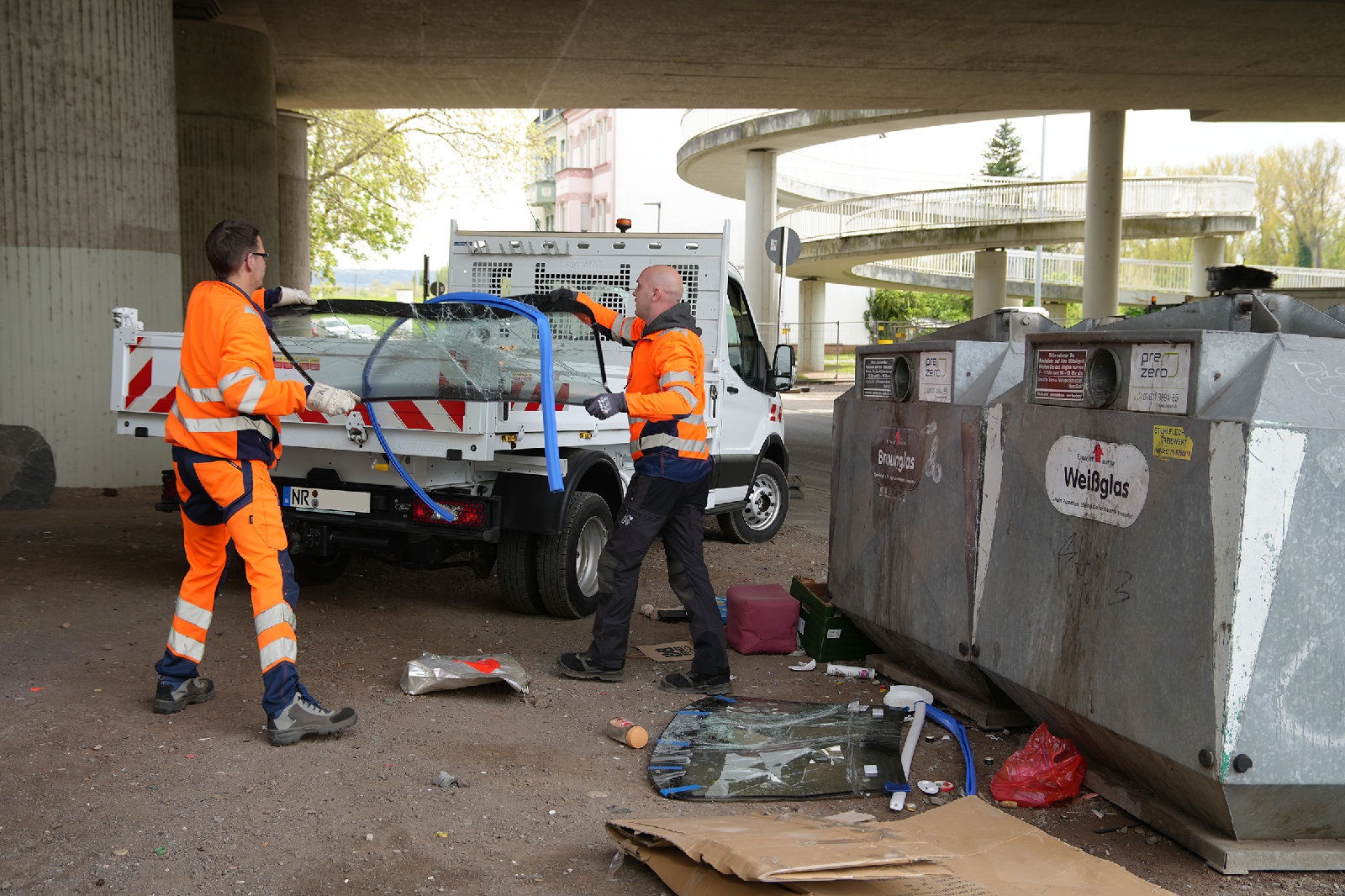 Mitarbeiter der Stadt entfernen illegal abgelagerten M�ll. (Foto: Nadine Sch�neberg)
