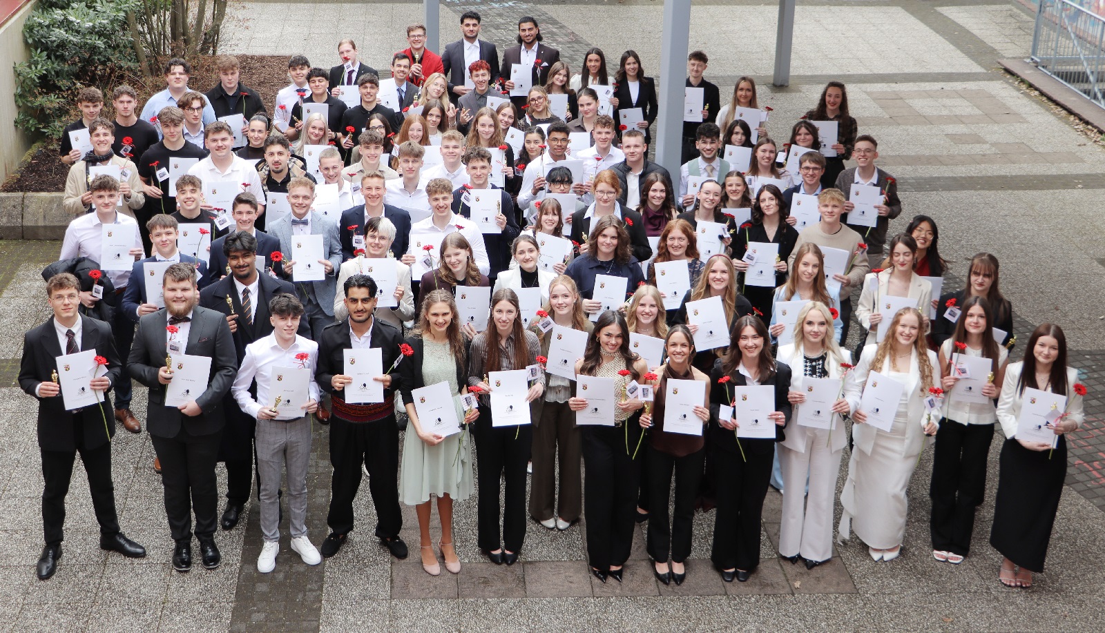 Die gl�cklichen Abiturienten. (Quelle: Simone Kraft)