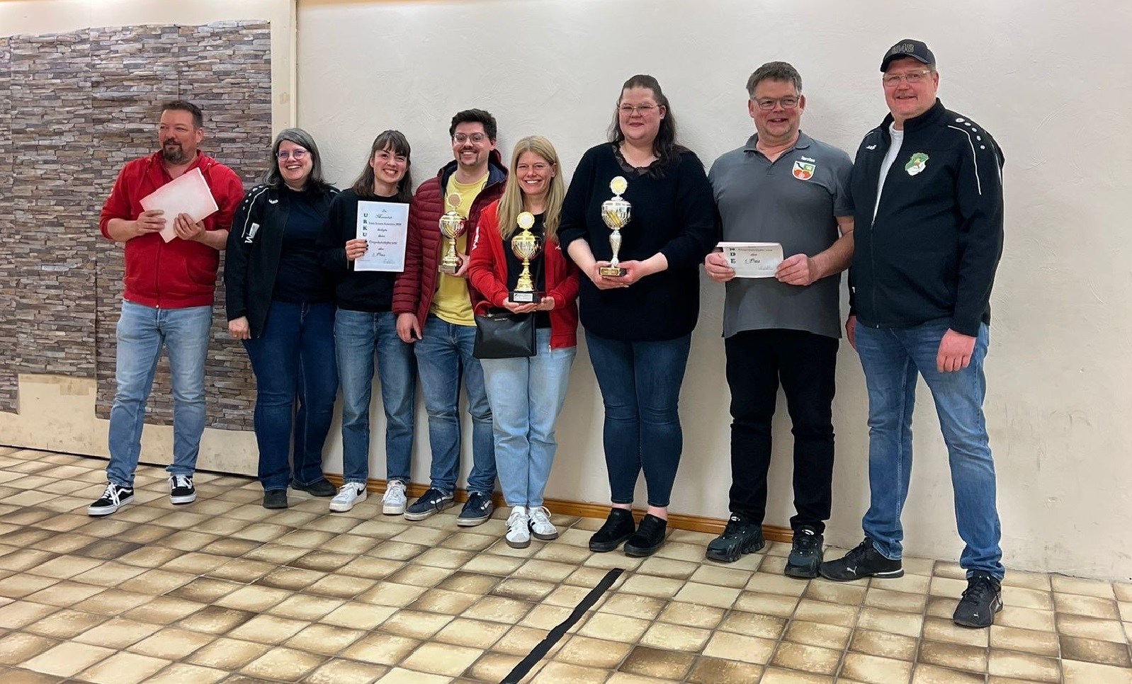 Vertreter der drei siegreichen Mannschaften. (Foto: Merle Hasselbach)