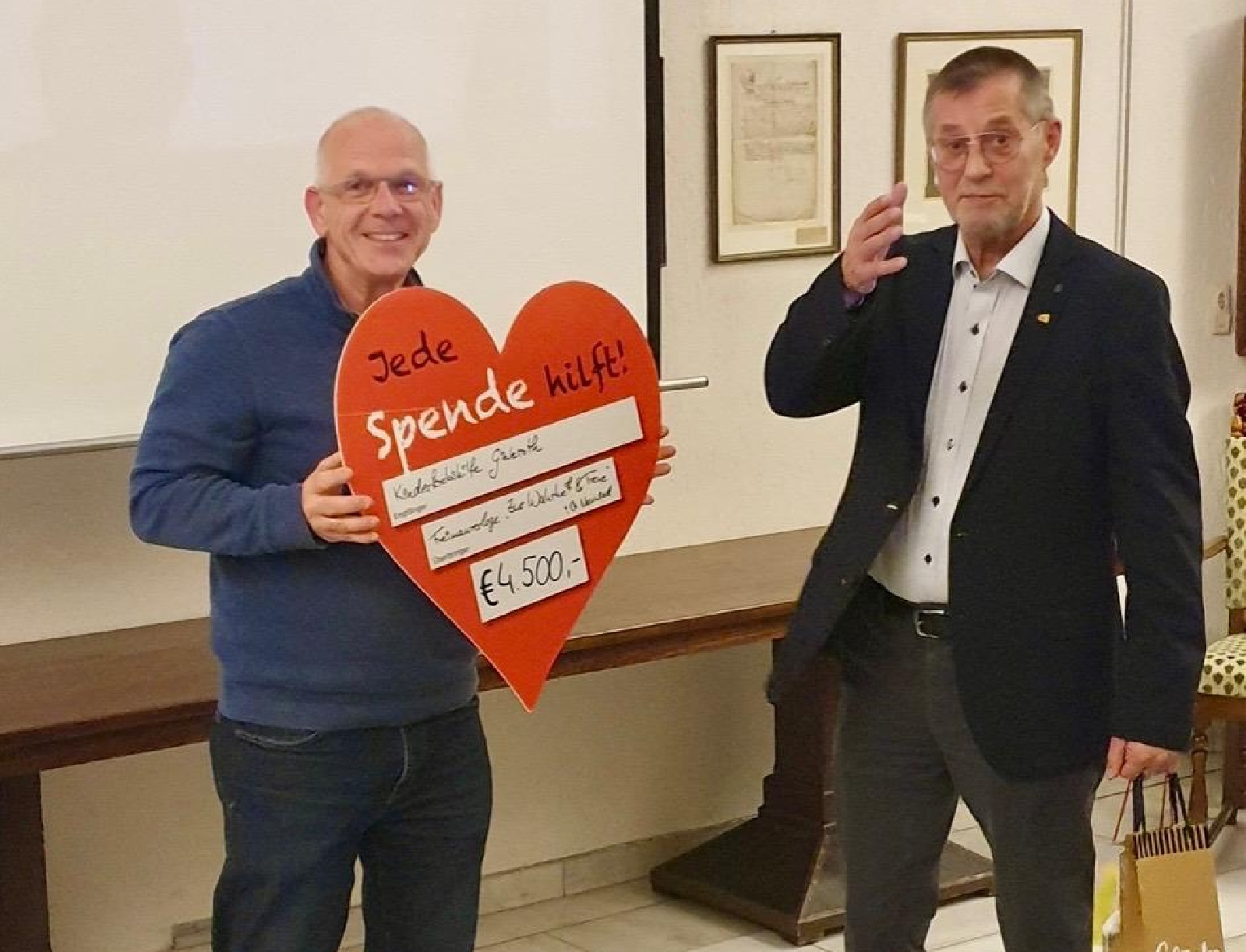 Spenden�bergabe. (Quelle: Ramona Fischer)