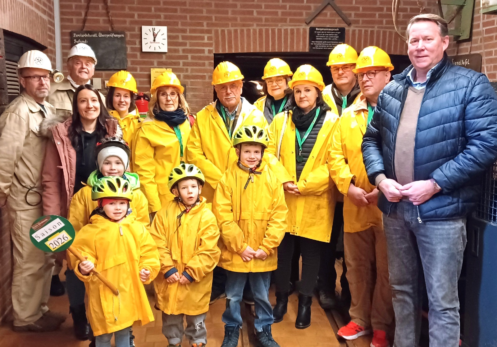 Mit Jubil�umsfreude gaben B�rgermeister Joachim Brenner (rechts/ohne Helm) sowie die j�ngsten G�ste freie Fahrt. (Foto: Irene Weger) 