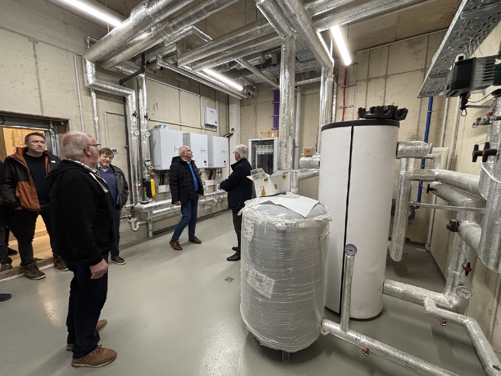 Die Projektgruppe �berzeugte sich vom Baufortschritt im neuen Rathaus. (Foto: Berno Neuhoff)