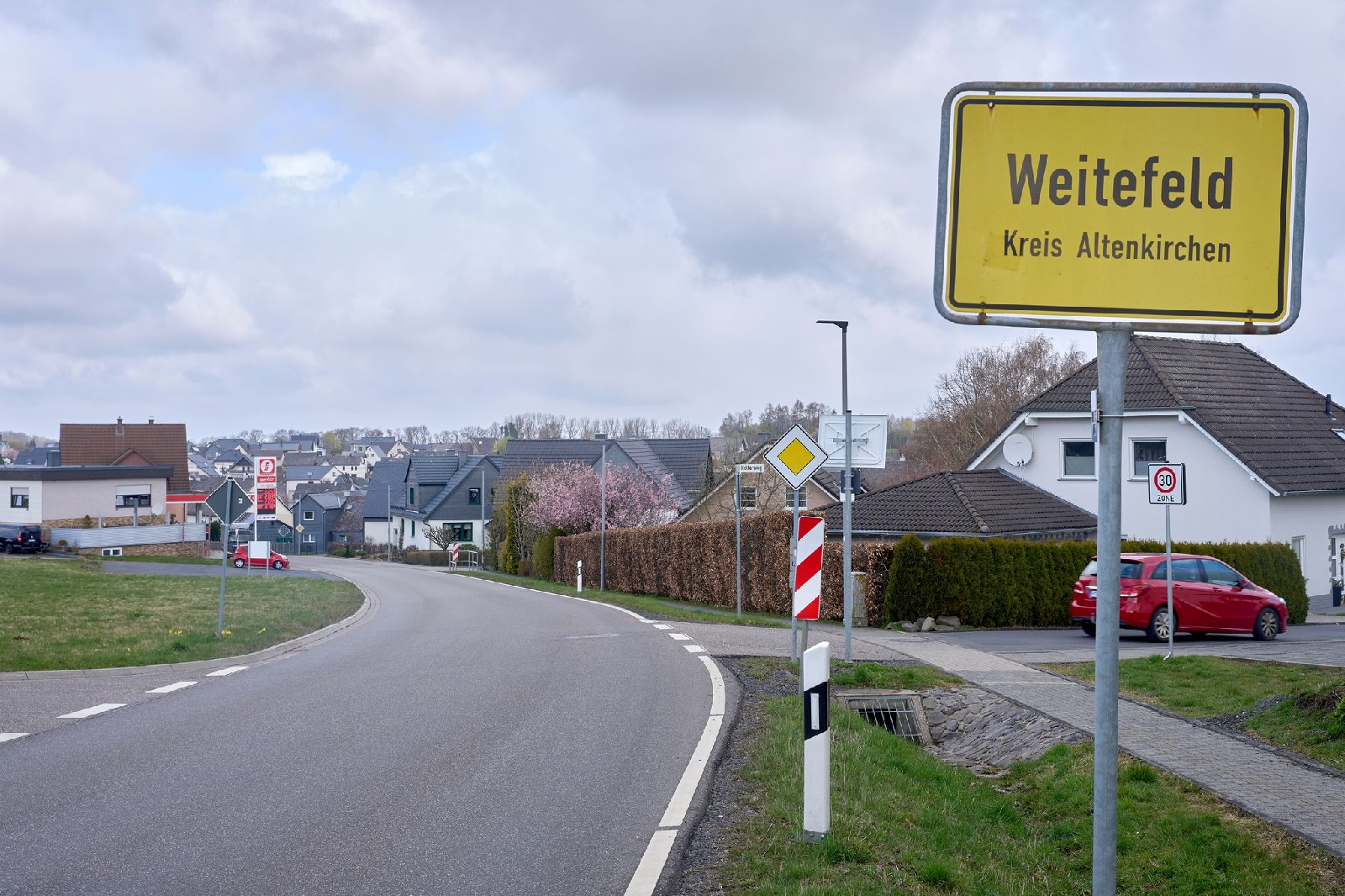 Ein Jahr nach dem Dreifachmord in Weitefeld. (Foto: Thomas Frey/dpa)