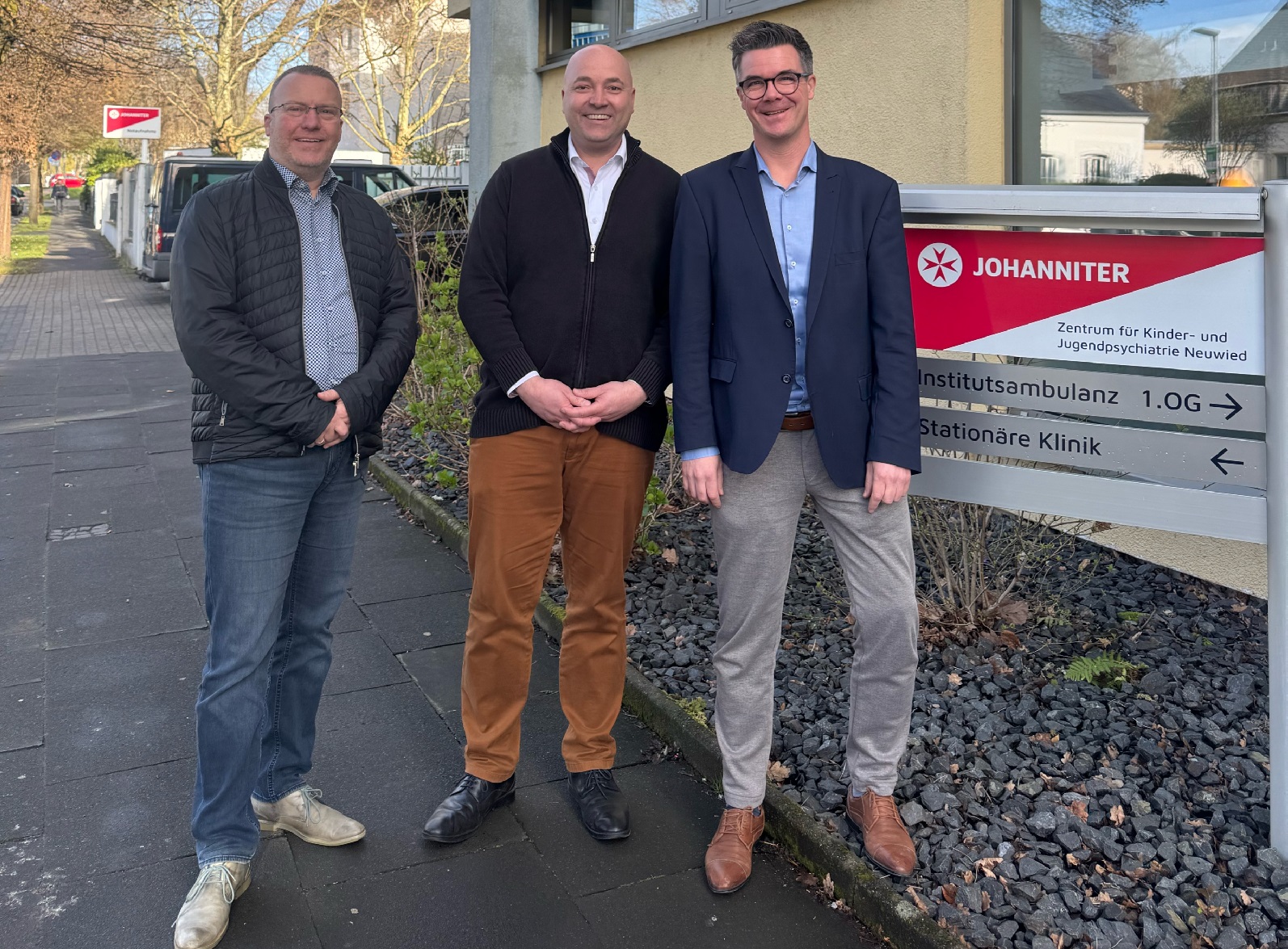 B�rgermeister Peter Jung (rechts) und Jugendamtsleiter Bernhard Fuchs (links) trafen sich mit Jens Poppe. (Foto: Teofil Abu-Mansur)