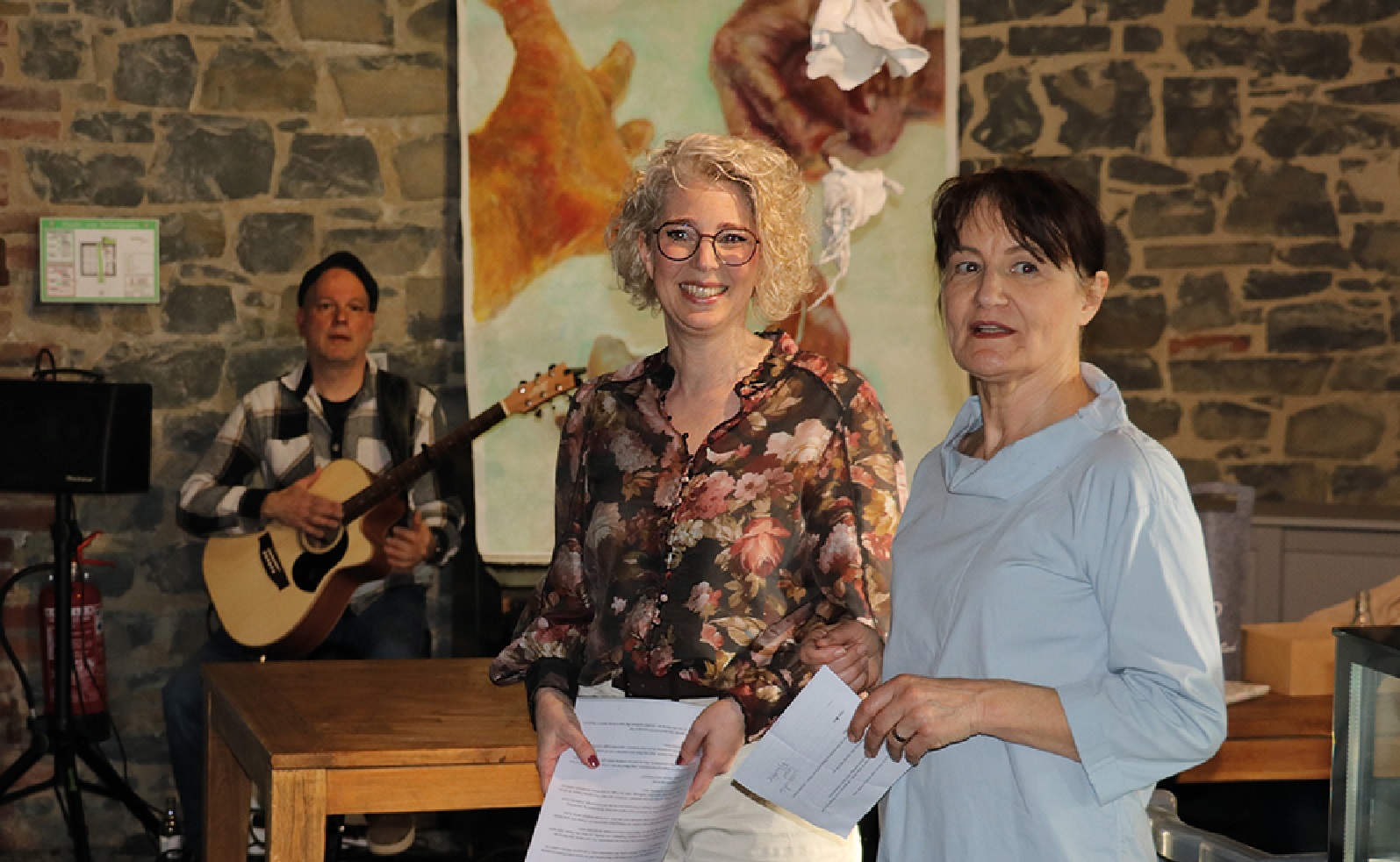 Die K�nstlerin Martina Winz (links) und Laudatorin Sabine D�rner (St�ffelverein). (Foto: Sabine D�rner)