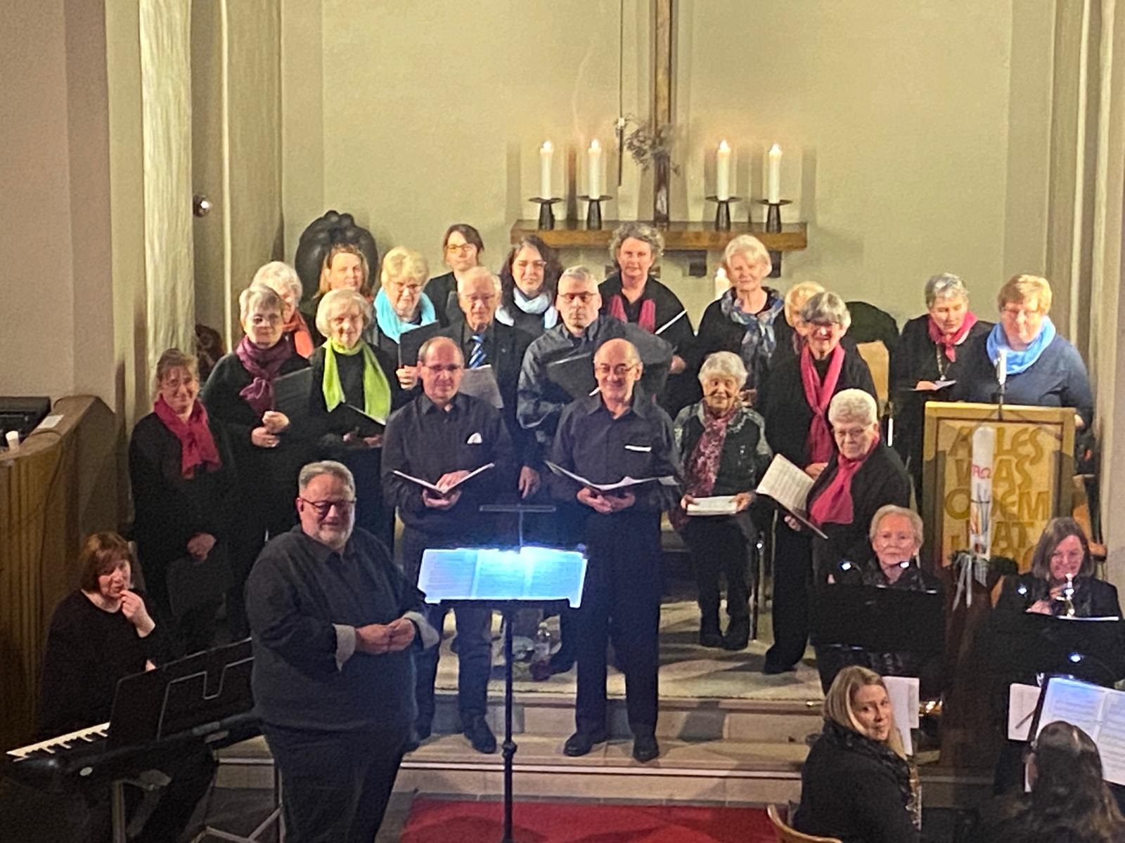 Der evangelische Kirchenchor wurde erweitert mit Freunden. (Foto: Gerhard Steup)