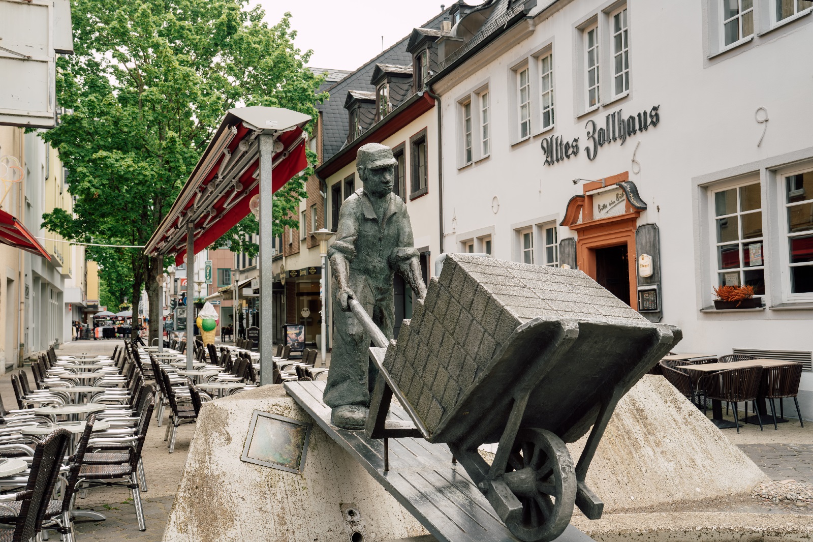 Wem das Sch�rjer-Denkmal gewidmet ist, erfahren Neugierige auf dem Innenstadtrundgang durch Neuwied. (Foto: Zimpfer Photography)