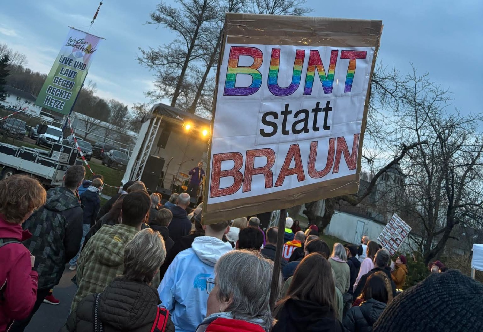 Versammlung in Moschheim. (Foto: Dominic V�lker)