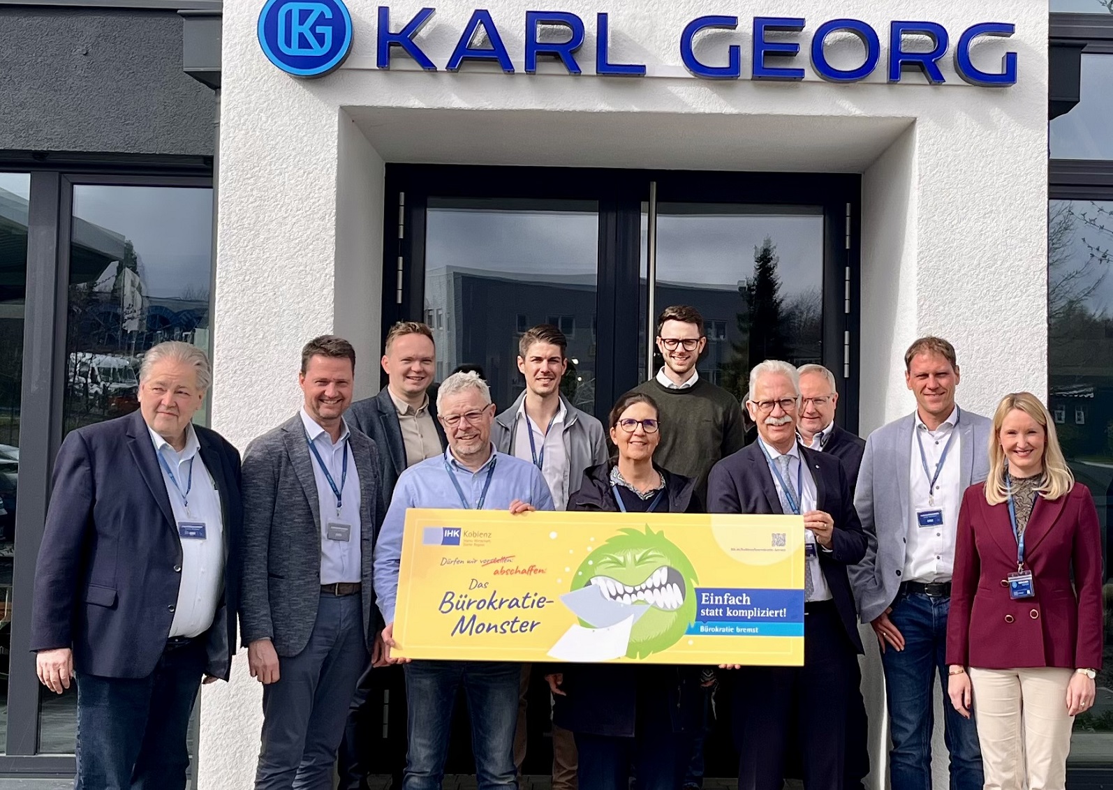 Gruppenfoto gegen das B�rokratiemonster. (Quelle: Karl Georg GmbH)