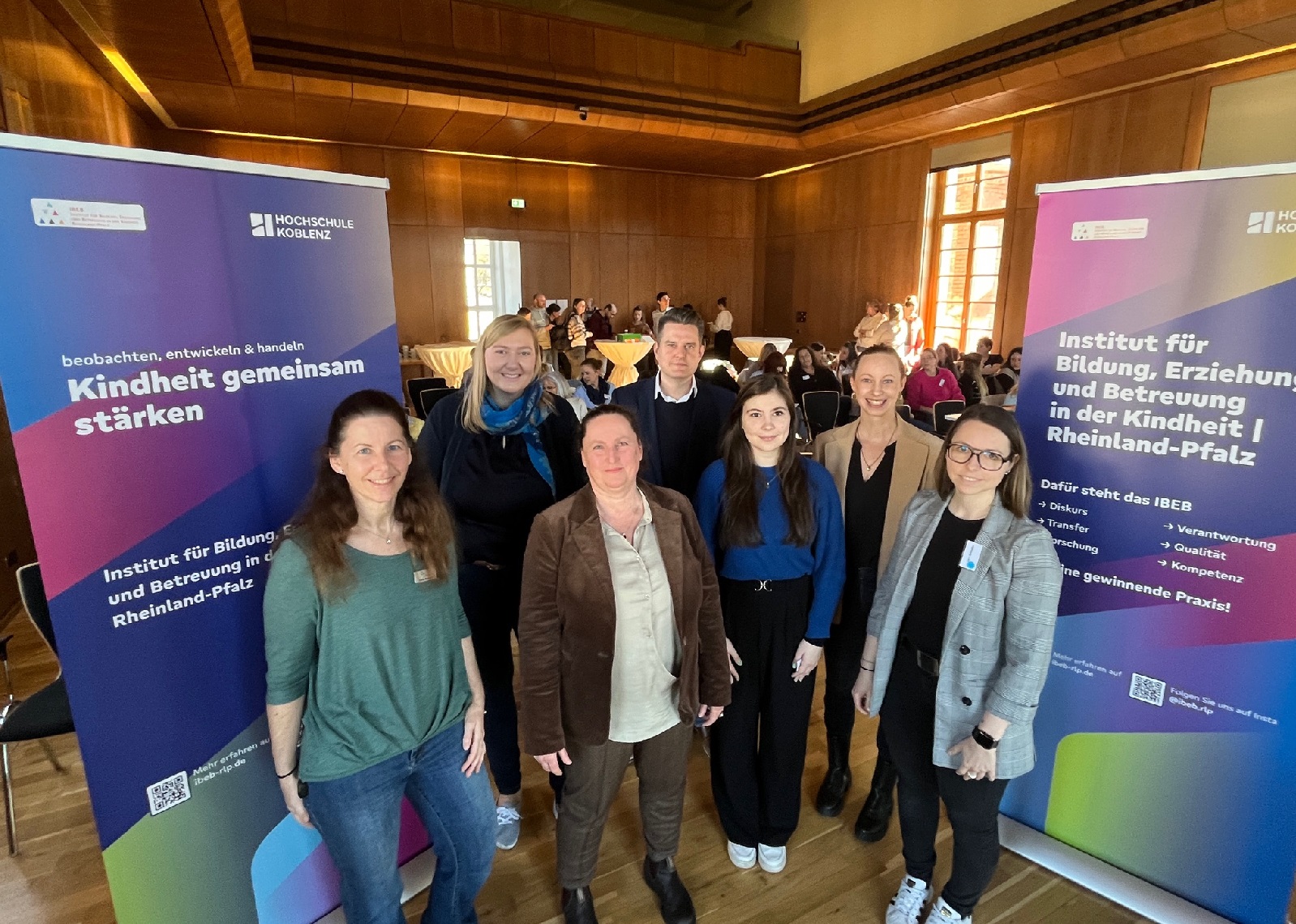 Beim j�ngsten Fachtag stellte Prof. Dr. Anja Wildemann (3.v.l.) mit ihrem Team das Forschungsprojekt "SiAb � Sprache im Alltag beobachten" vor. (Foto: Thorsten Stahl)