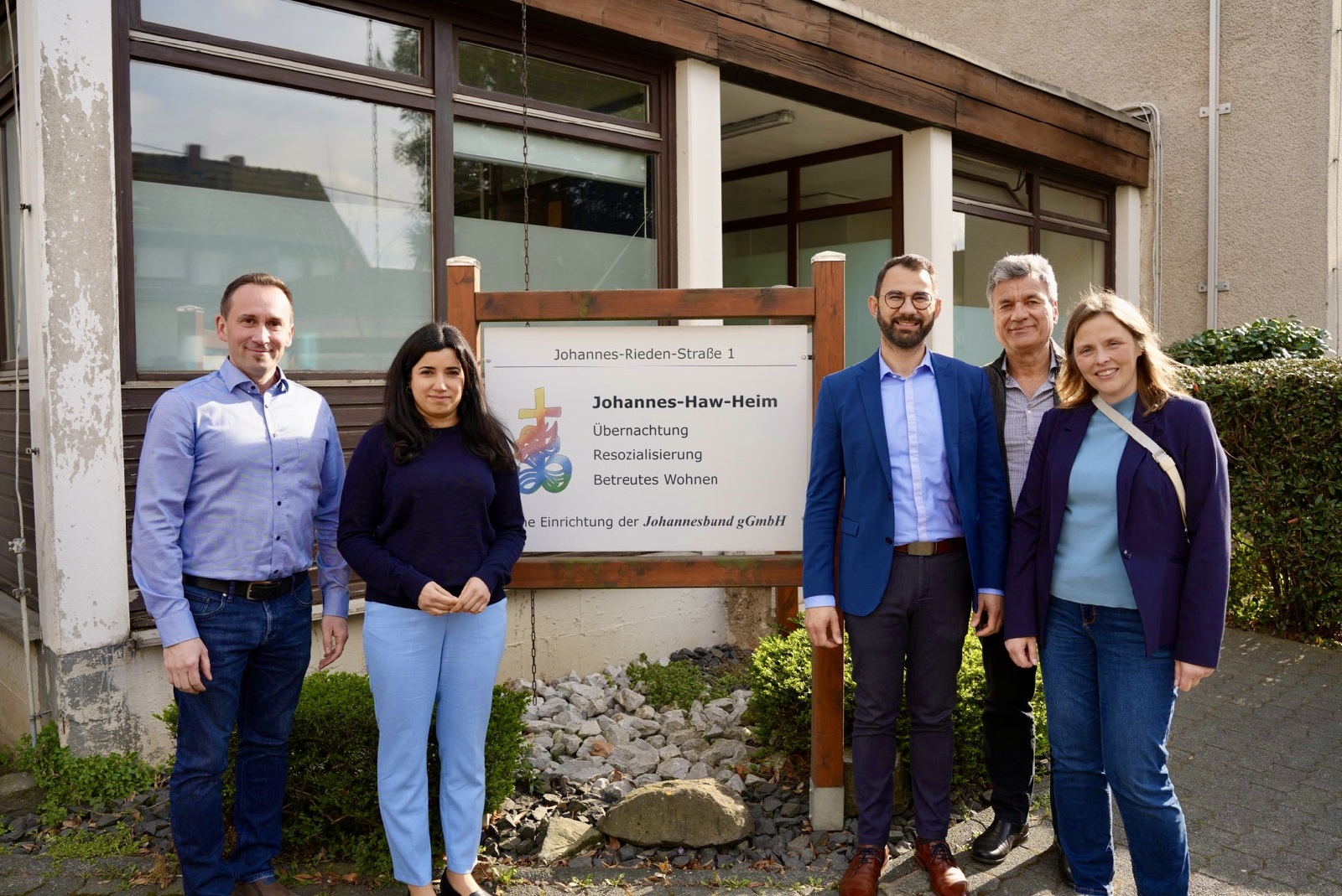 Die Delegation vor der Einrichtung. (Foto: Pia Versch/B�ro Misbah Khan)