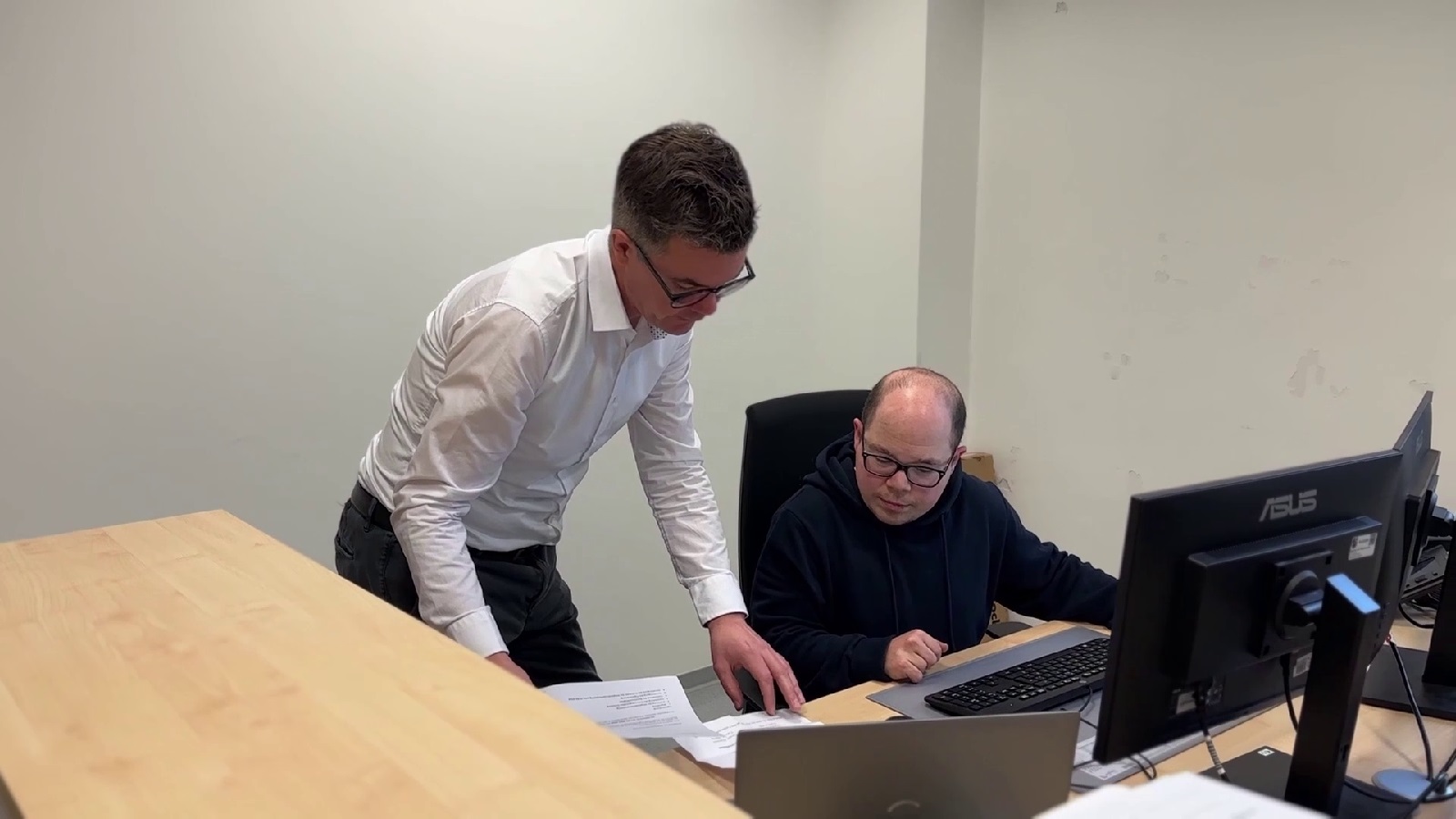 V.l.: B�rgermeister Peter Jung und Markus Dreydoppel. (Quelle: Heinrich-Haus gGmbH)