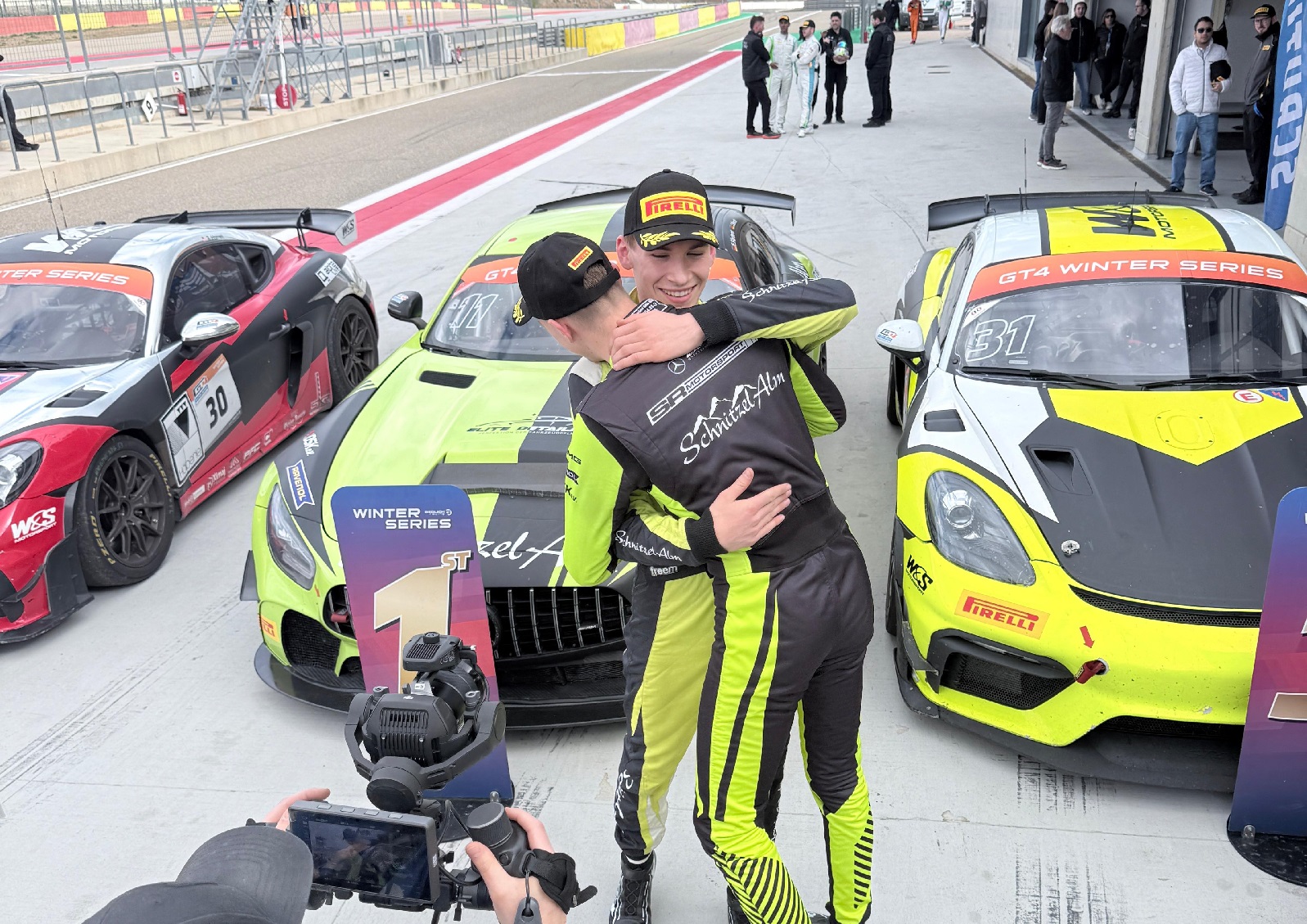 Enrico F�rderer und sein Teamkollege freuen sich �ber den Sieg. (Foto: Gedlich Racing)