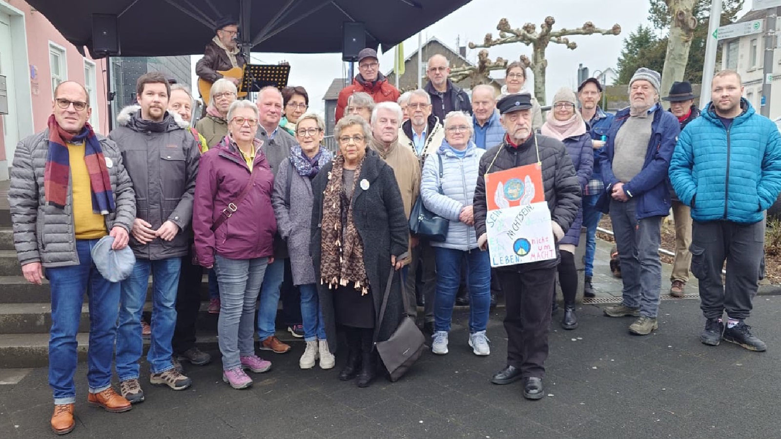 Teilnehmer der Mahnwache. (Quelle: Jan Hellinghausen)