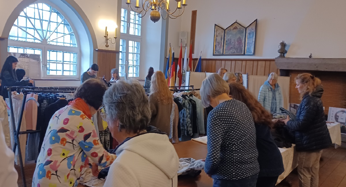 Kleidertauschb�rse im Ratssaal. (Foto: Hans-Joachim Schmitz)