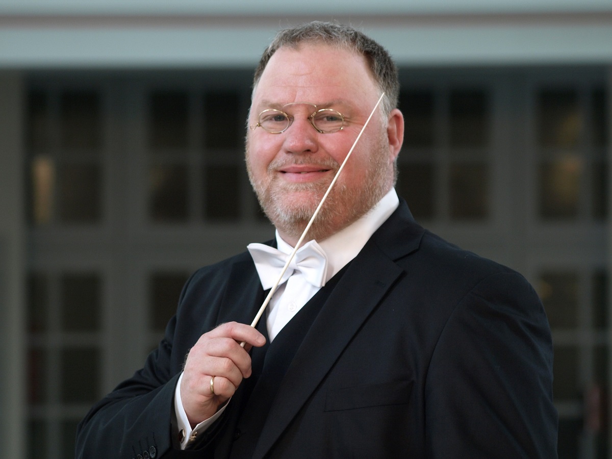 Dekanatskantor Jens Schawaller leitet das Konzert. (Fotoquelle: Evangelisches Dekanatskantorat Westerwald Sd)