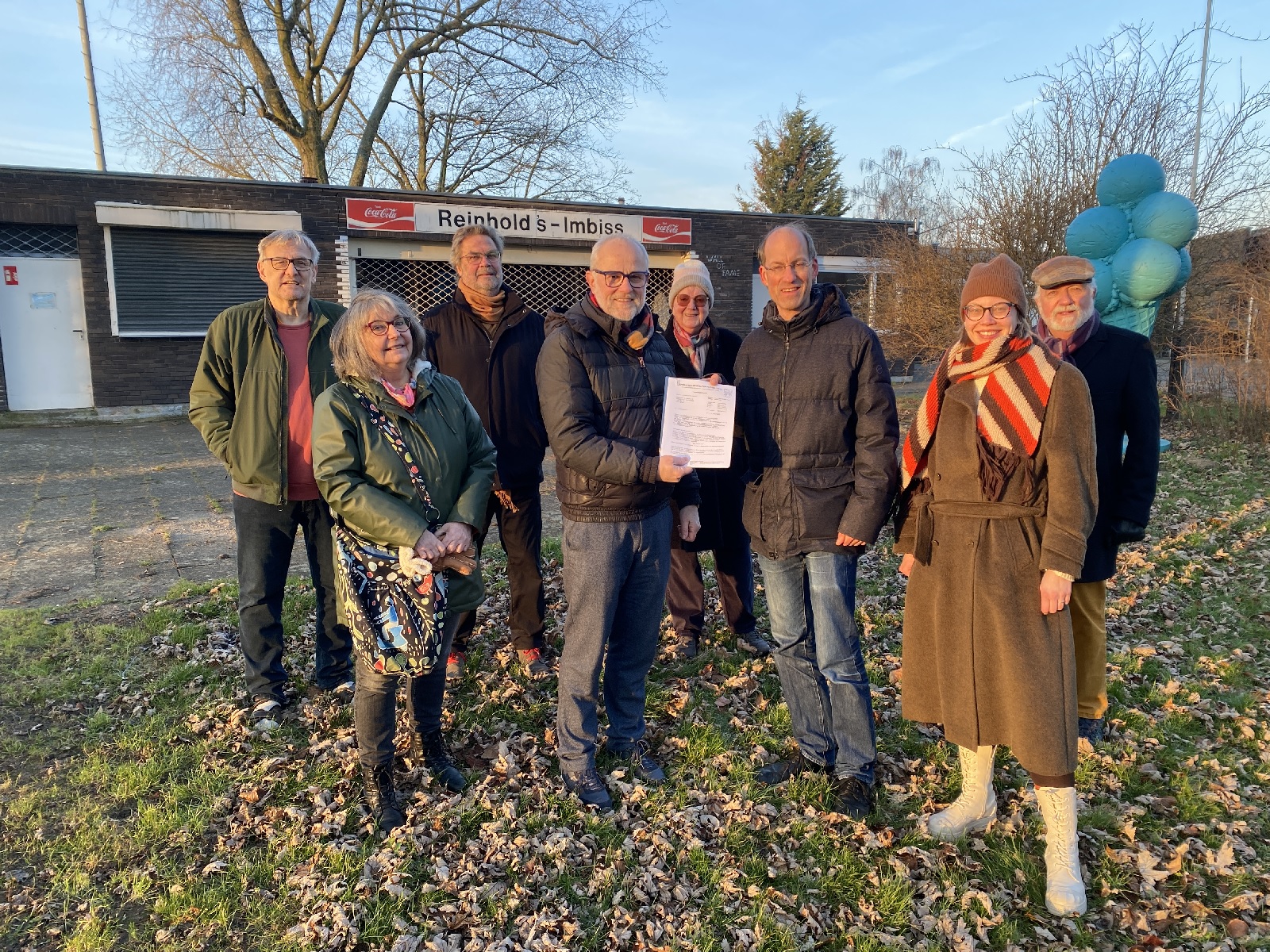 �bergabe des Weiterleitungsbescheides im B�rgerpark mit Stadtb�rgermeister Alfons Mu�hoff und Vertretern des Vereins Gemeinsam f�r Vielfalt e.V. (Foto: Simone Schwamborn)
