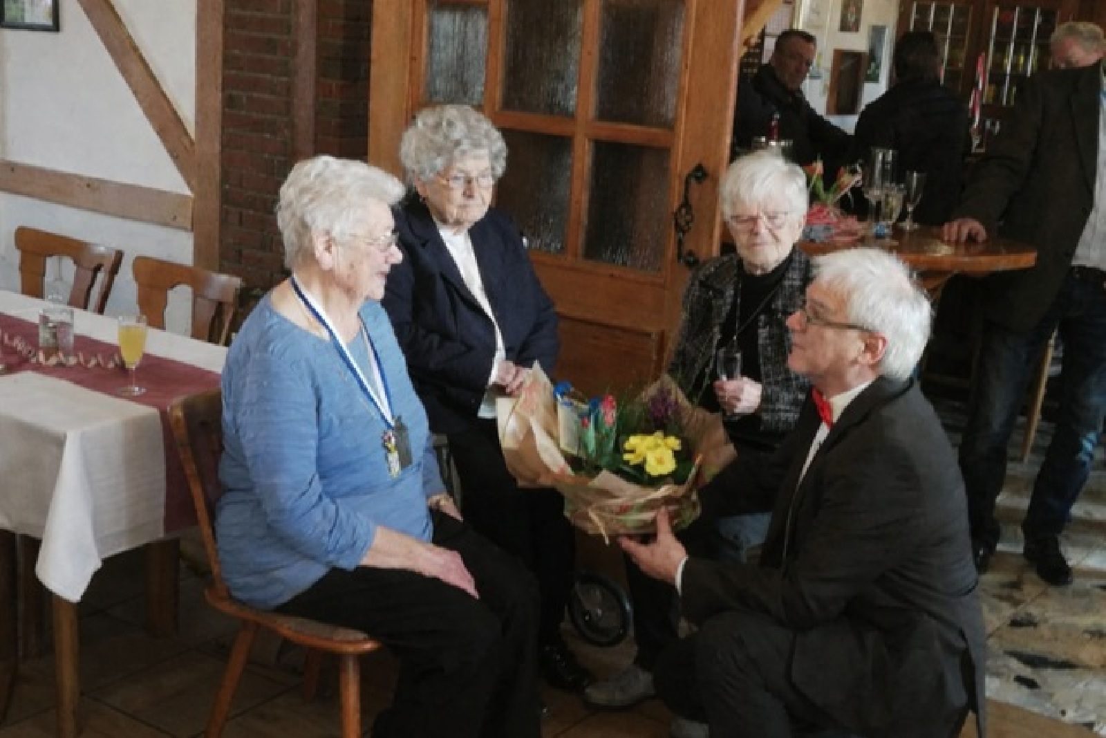 B�rgermeister Hubert Becher geht vor Ruth Rettler in die Knie. (Foto: privat)