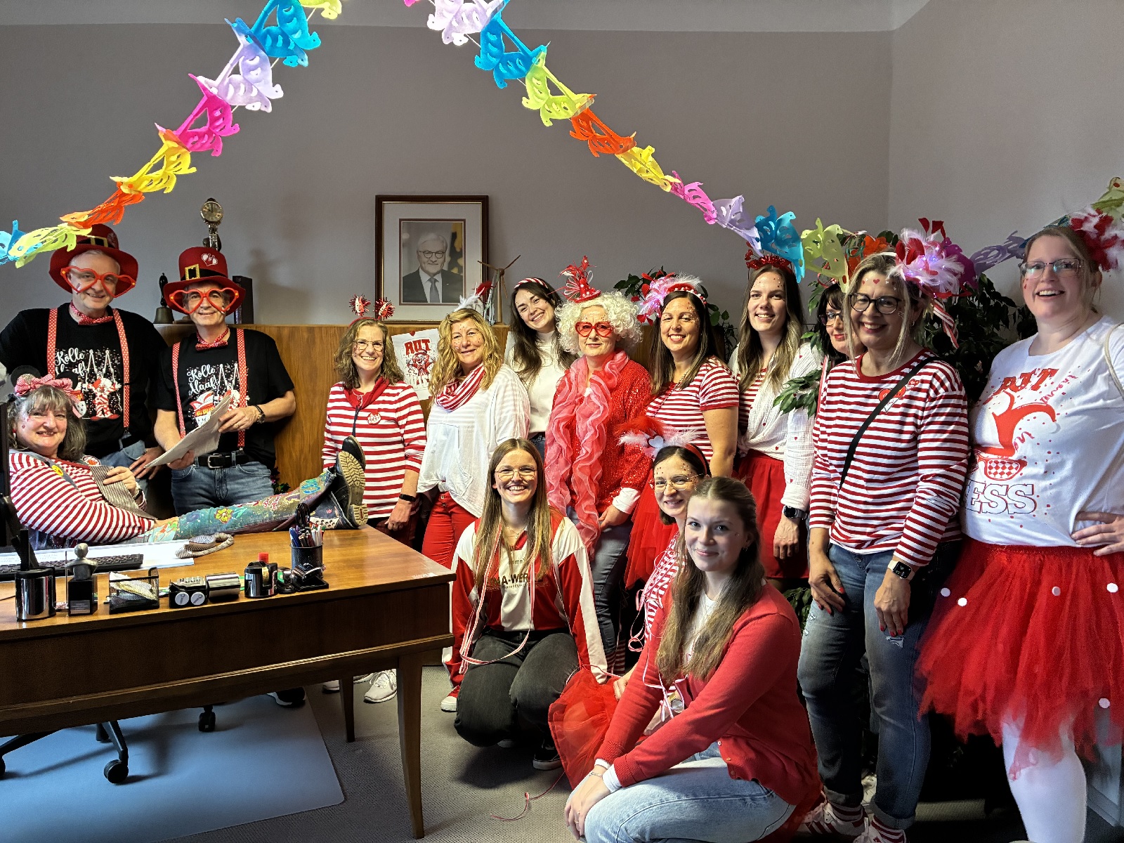 Die Frauen �bernahmen das Chefb�ro, wo B�roleiter und B�rgermeister den Schl�ssel �bergeben mussten. (Foto: Jana Richartz/Verbandsgemeinde Hamm)