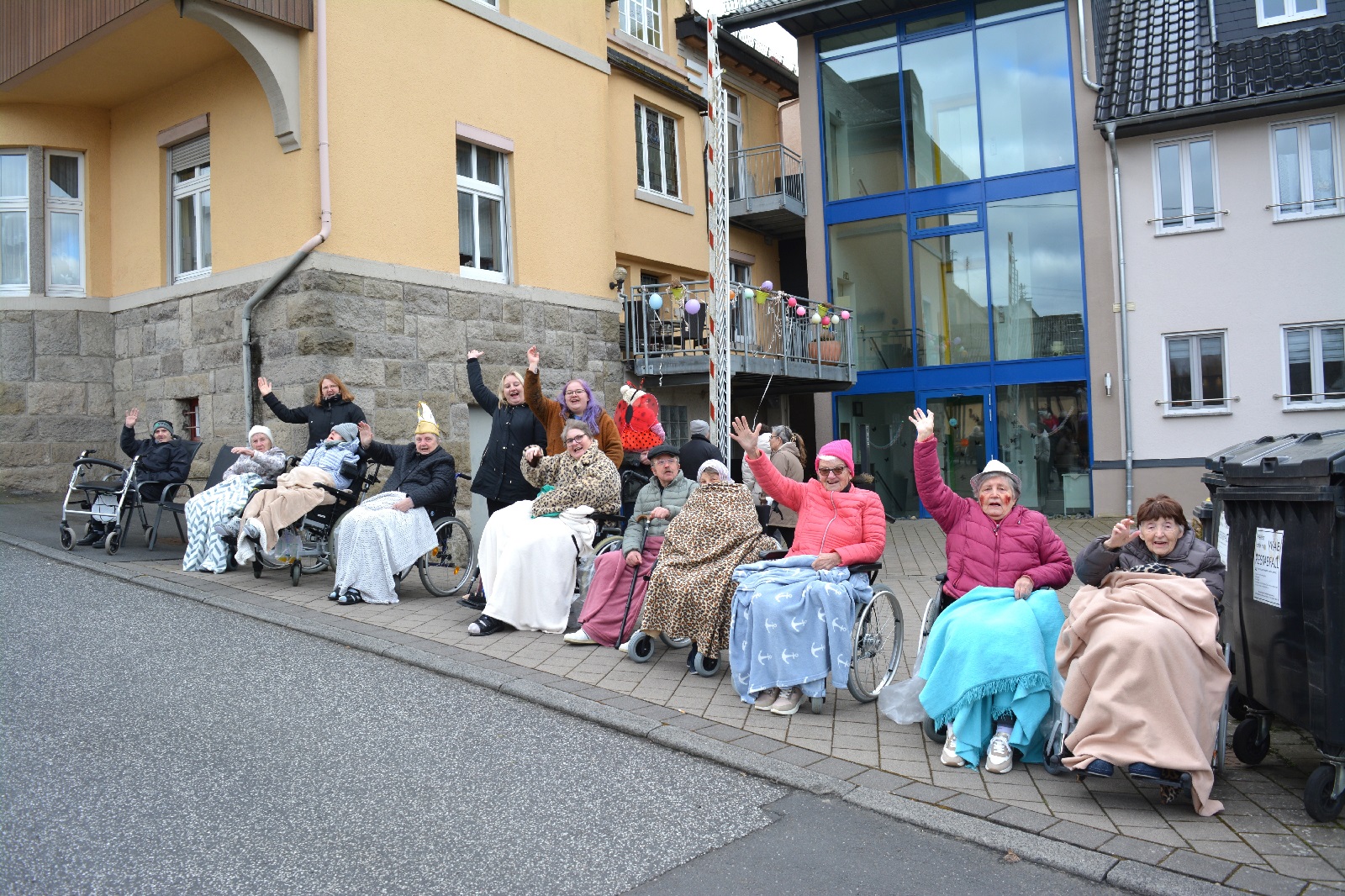 Der Umzug f�hrte auch an der Wohngemeinschaft "Alte Gerberei" vorbei. (Alle Fotos: Wolfgang Rabsch)