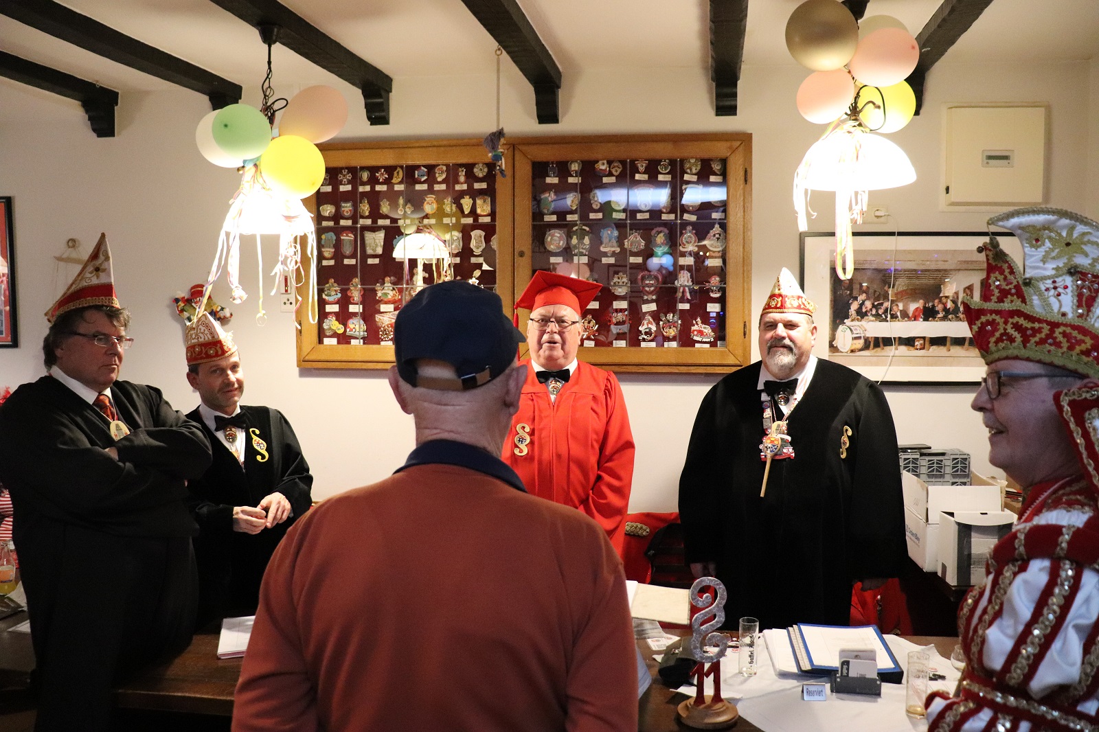 Dieter Beschoner (mitte) gibt einen heiteren, aber strengen Richter ab. (Foto: Daniela Simon)