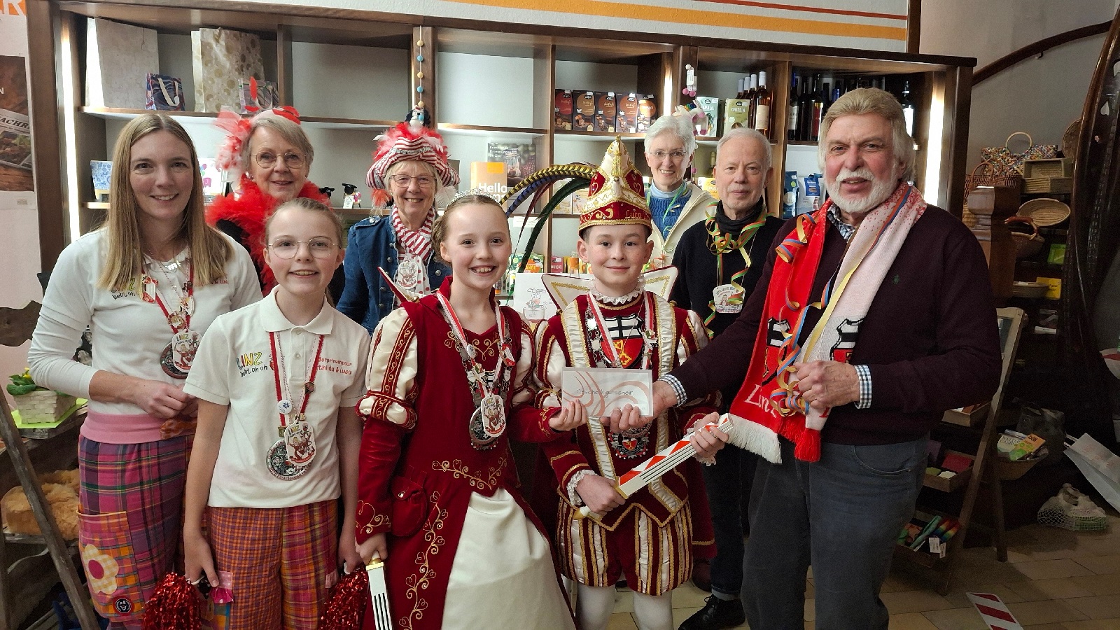V.l.: Vera Burkard, Rosalie Burkhard, Britta Tokarz, Jutta Demuth, Mathilda I., Luca I., Jutta Rudas, Karl Hermann Amthauer, A.-Peter Gillrath. (Foto: Hans-Joachim Schmitz)