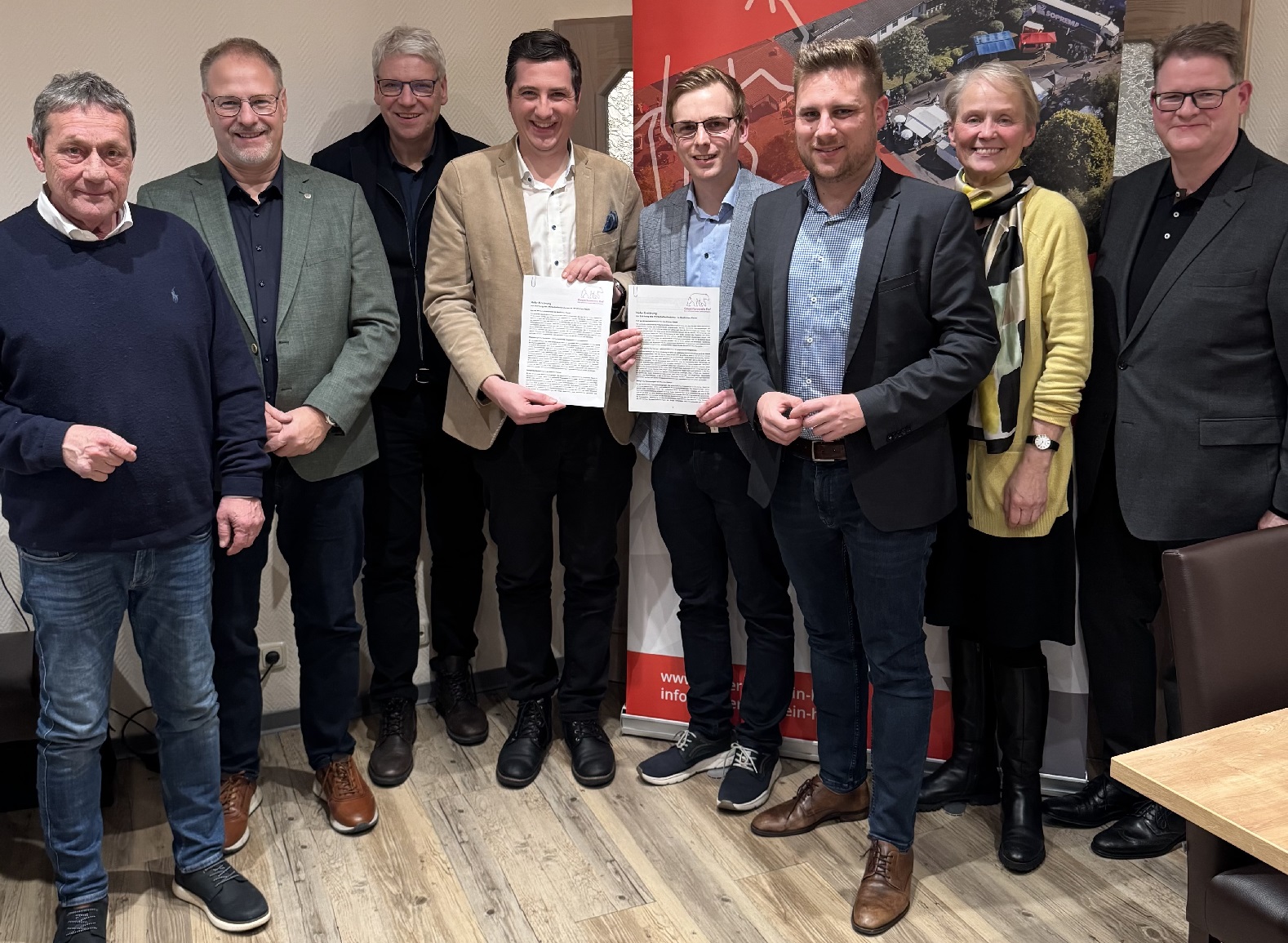 F�r den Gewerbeverein Hof �berreicht der Vorsitzende Robert Fischbach die "Hofer Erkl�rung" an (v.l.) Landrat Achim Schwickert, Harald Orthey MdB, Stephan Krempel, Janick Pape MdL, Marvin Kraus, Gabriele Wieland und Ralf Seekatz MdEP. (Foto: Kathrin Evrem)
