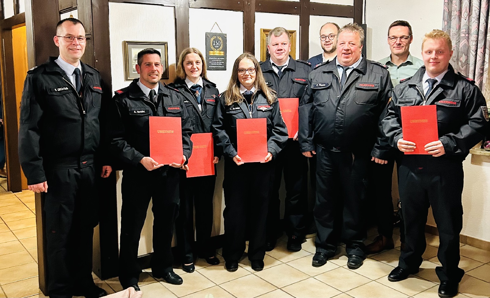 V.l.: Tobias Dietrich, Sebastian Sch�rt, Josina Tluste, Laura-Sophie Arians, Stephan Wittlich, Pierre Fischer, Frank Tluste, Olaf Reinh�kel, Enriko Tluste. (Quelle: FFW H�mmerich)
