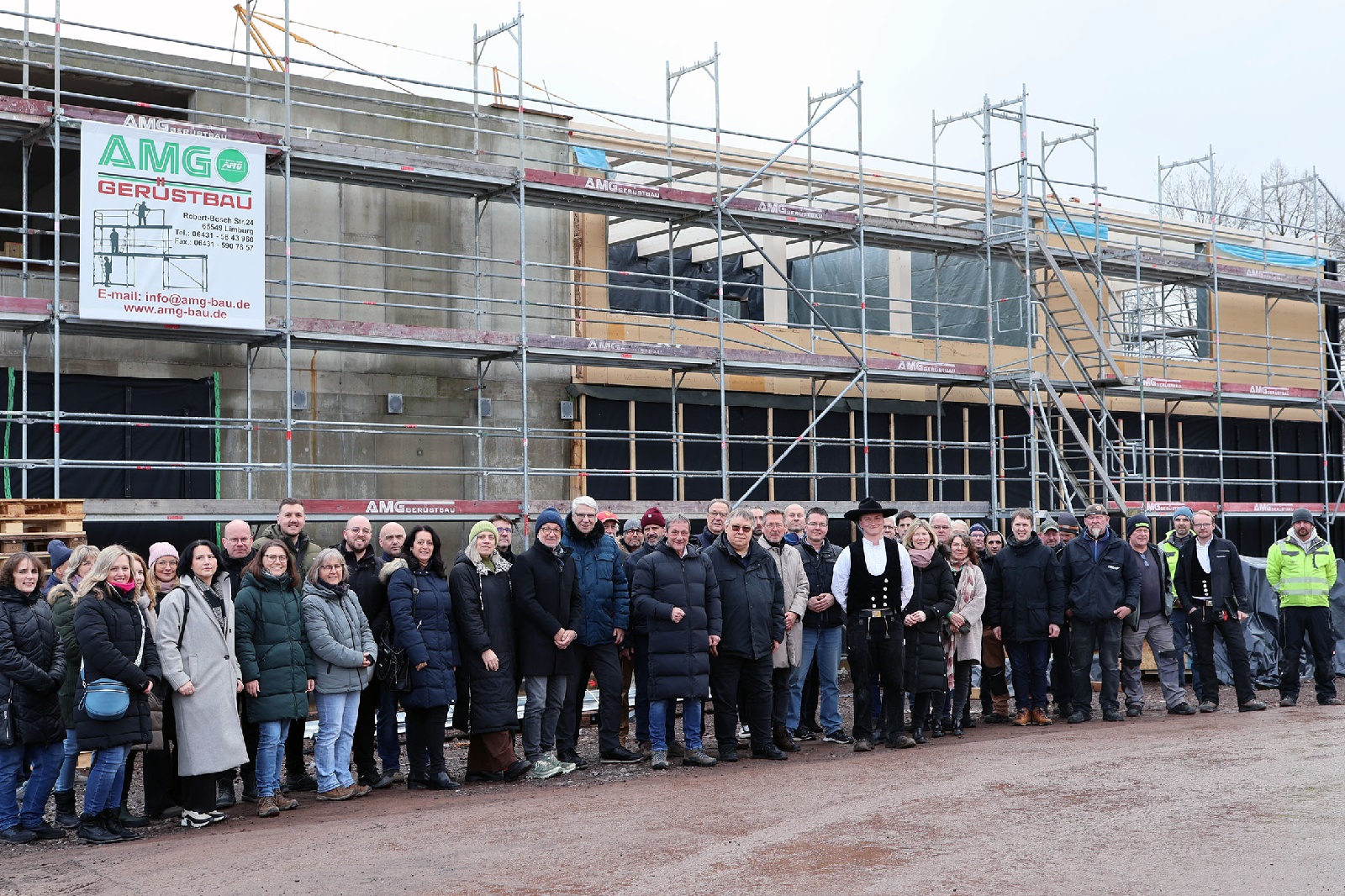 Zahlreiche G�ste aus Politik, Verwaltung, Schule und Handwerk feierten in Montabaur gemeinsam das Richtfest der Anne-Frank-Realschule plus. (Foto: Kreisverwaltung/Nicole Chemnitz)