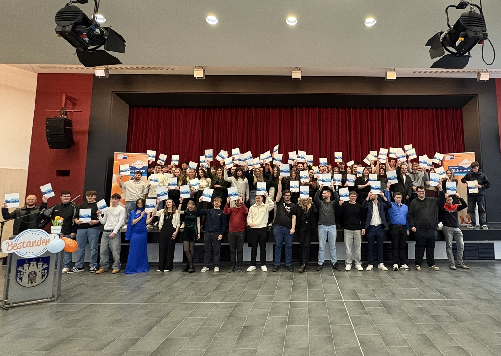 Diese jungen Menschen starten in ein qualifiziertes Berufsleben. (Quelle: IHK/Richard Hover)