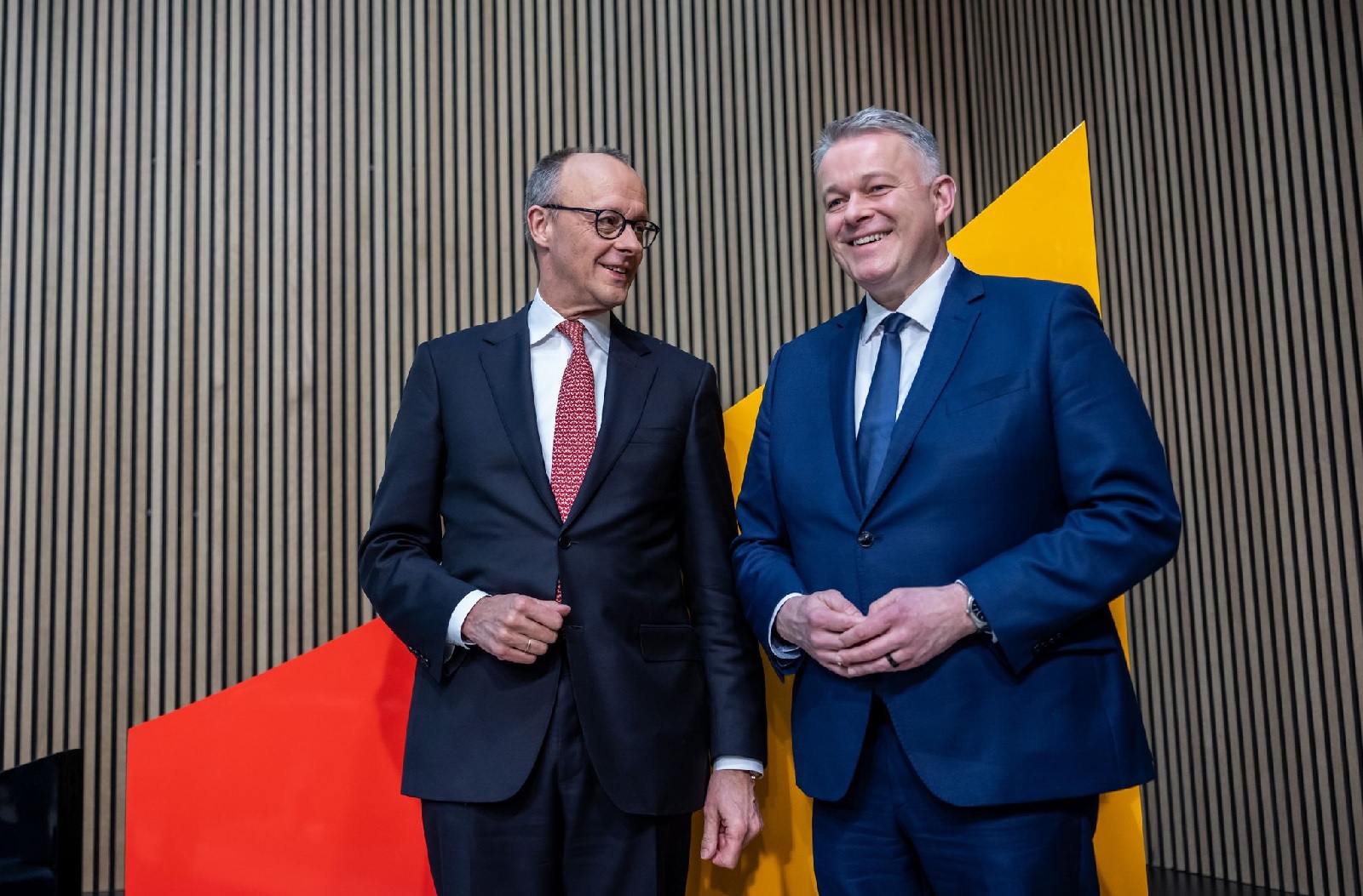 Friedrich Merz und Gordon Schnieder (beide CDU). (Foto: Michael Kappeler/dpa)