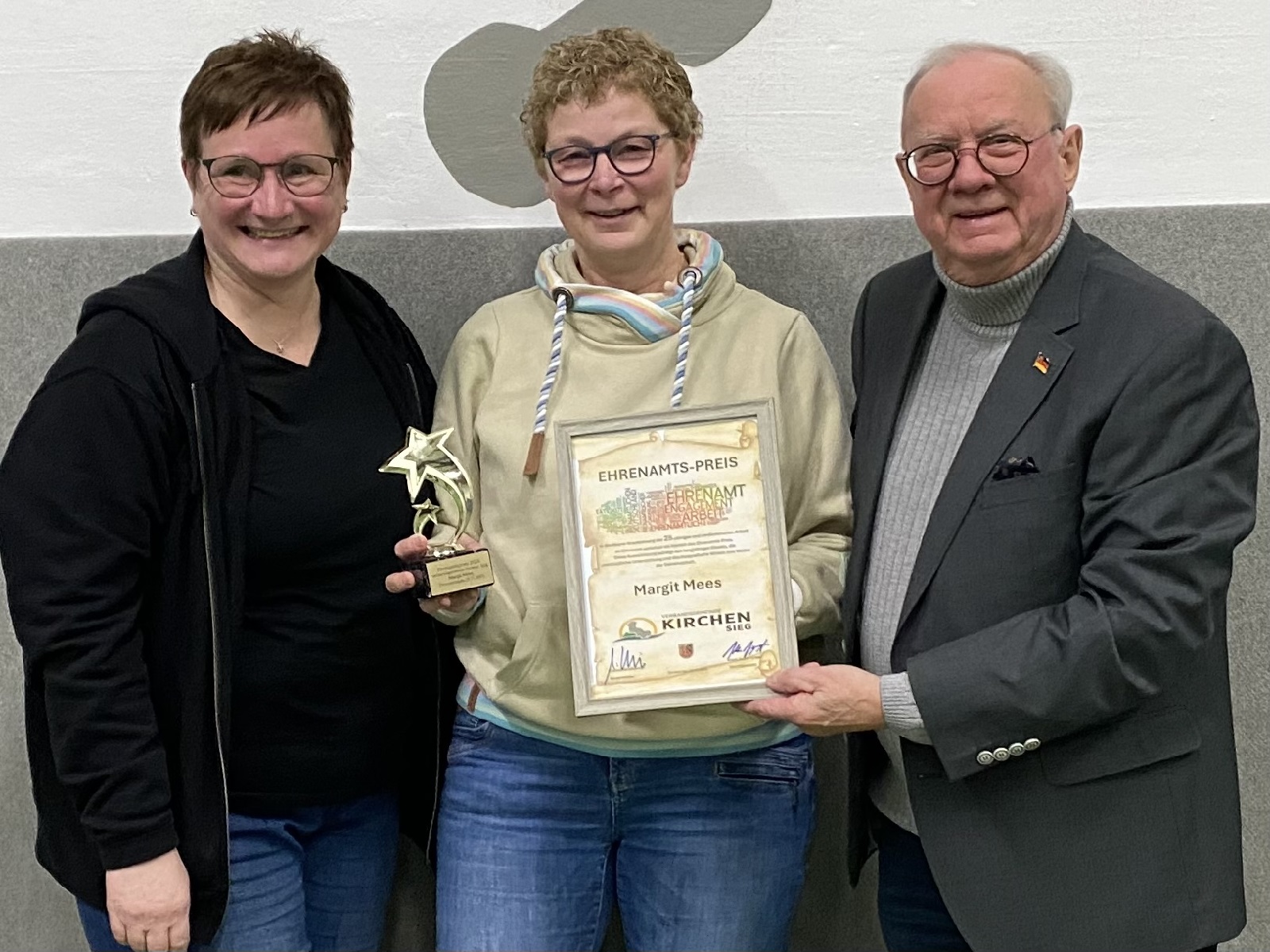 V.l.: 1. Vorsitzende Annette Howe, Margit Mees (beide TV Jahn Brachbach), Klaus-J�rgen Griese (Sportbeauftragter VG Kirchen). (Foto: Klaus-J�rgen Griese)